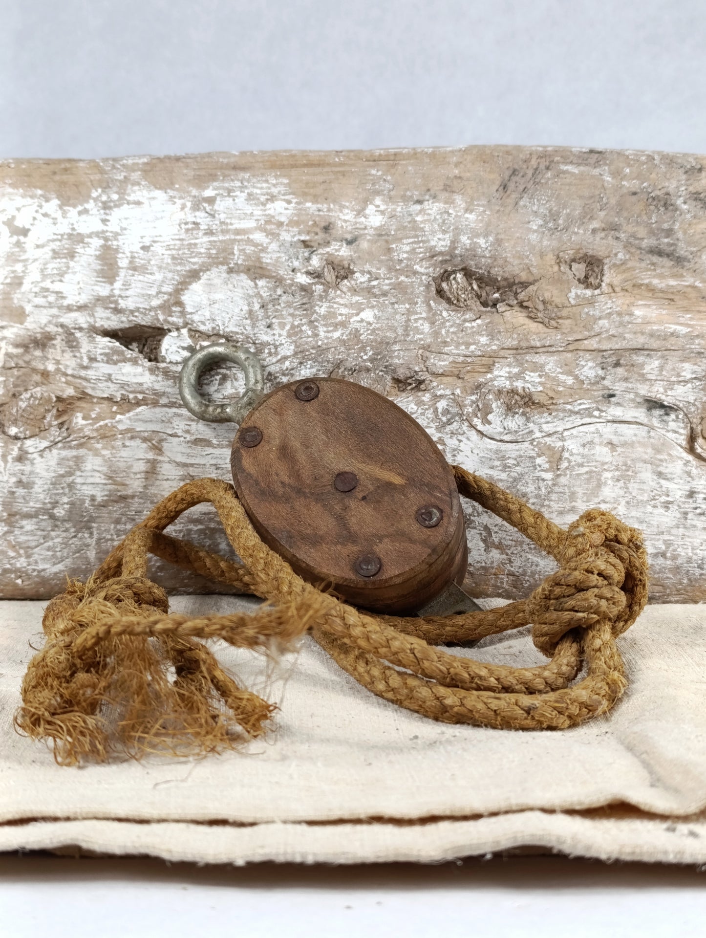 Carrucha de barco con su cuerda original