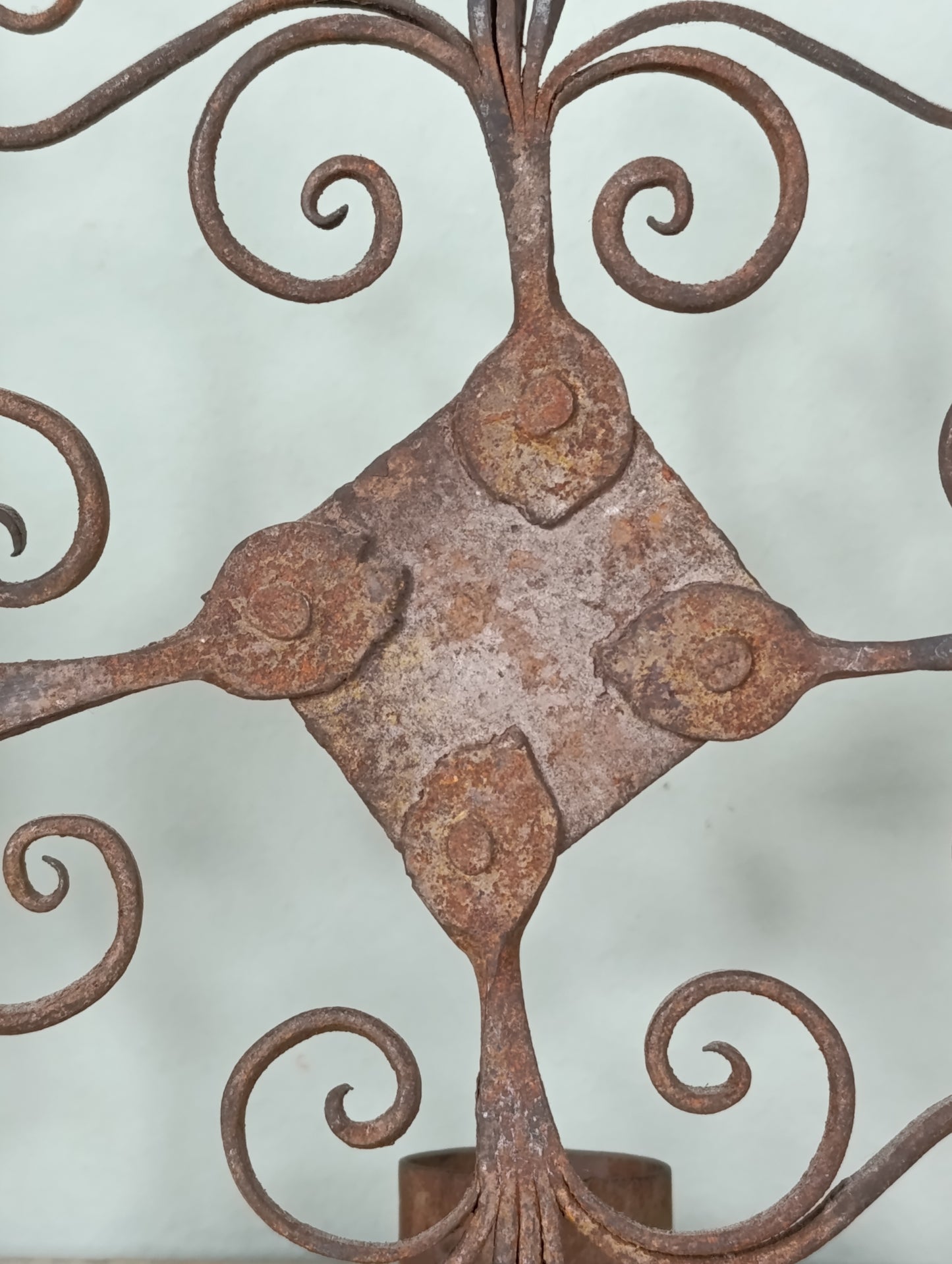 Candelabro de Pared de Hierro Forjado con Filigrana | Elegancia Artesanal