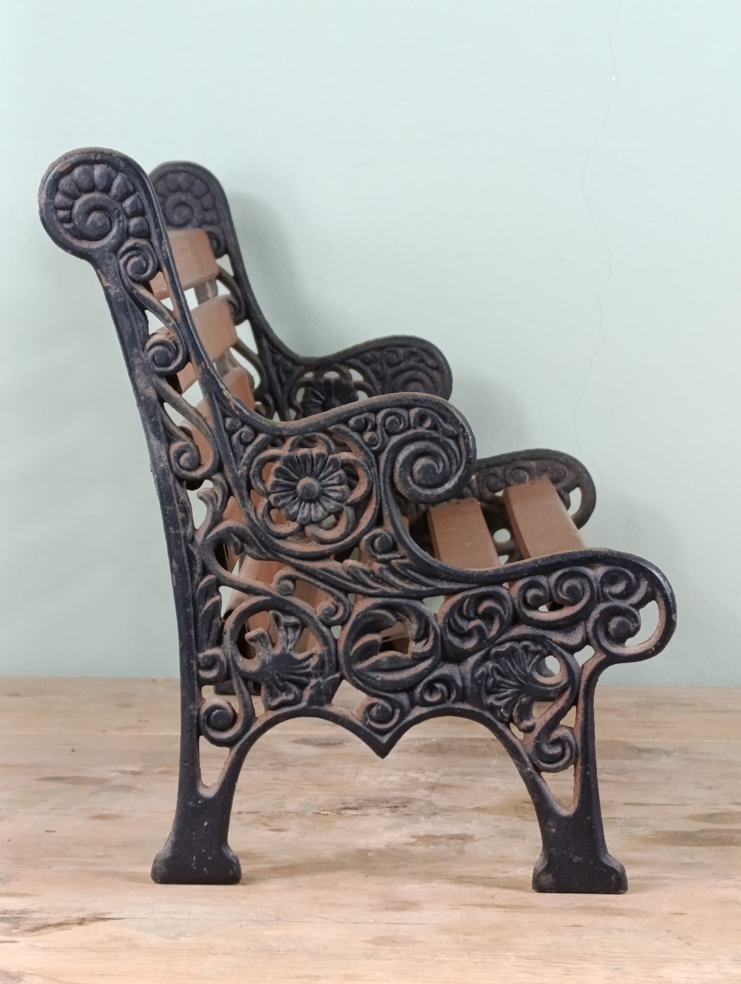 Banco vintage para muñecas en hierro colado y madera, principios del siglo XX