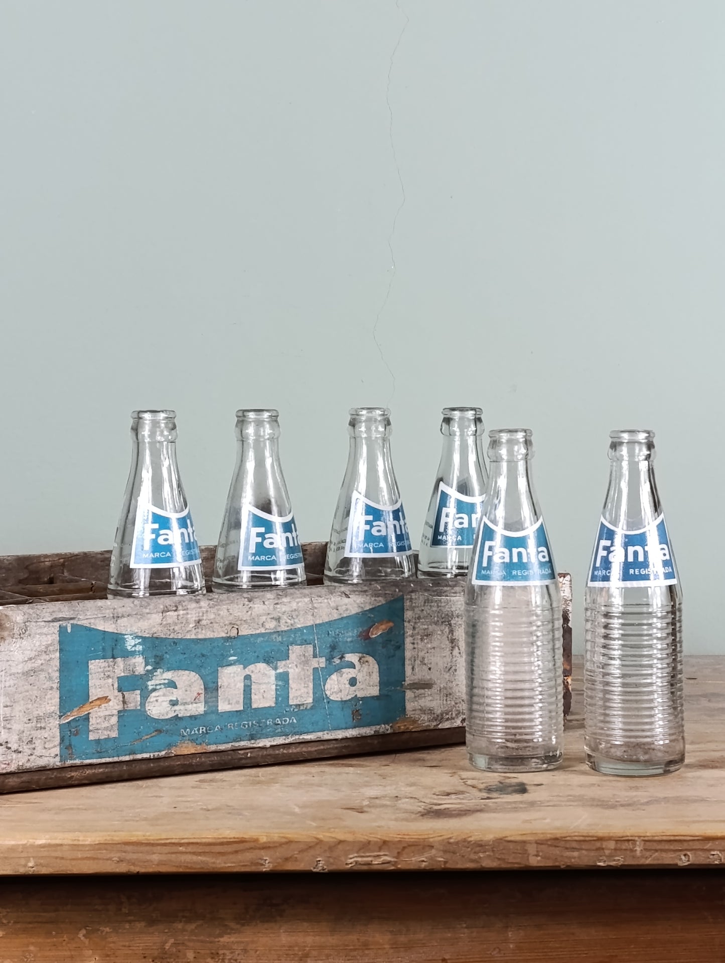 Caja de madera para transportar botellines de Fanta | Años 60 (Incluye seis botellines originales)