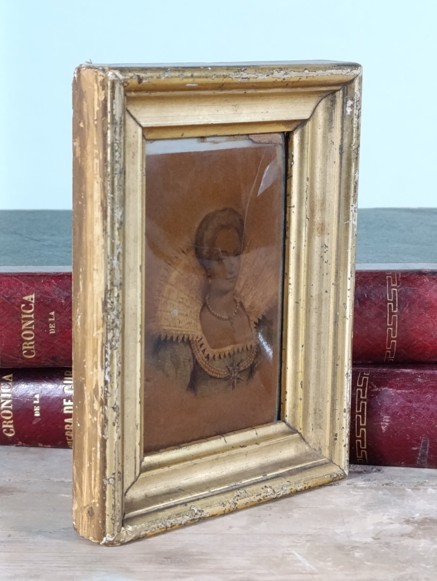 Miniatura de retrato de mujer sobre cristal convexo del siglo XIX