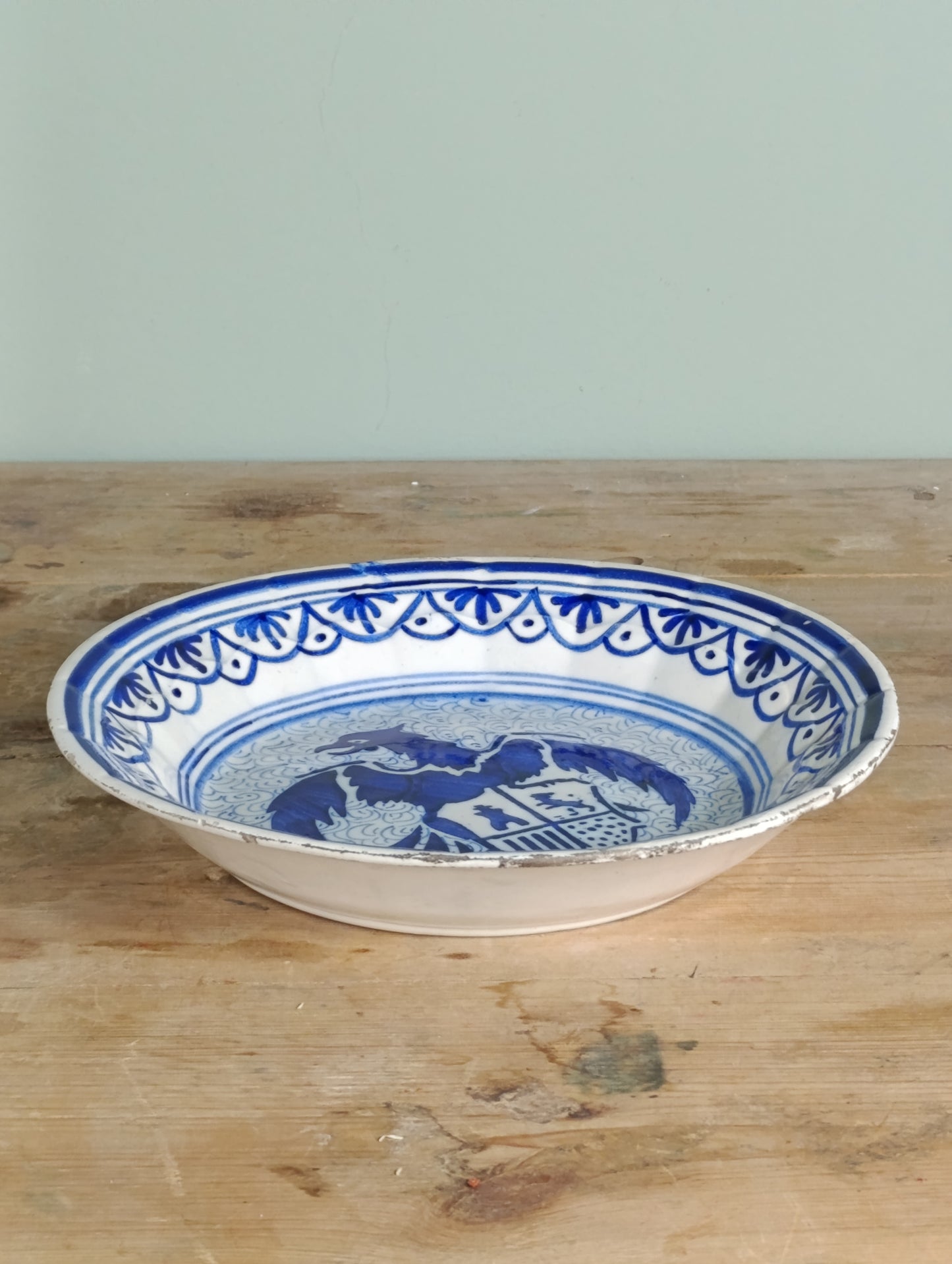 Plato de cerámica azul cobalto con escudo Segunda República (años 30)