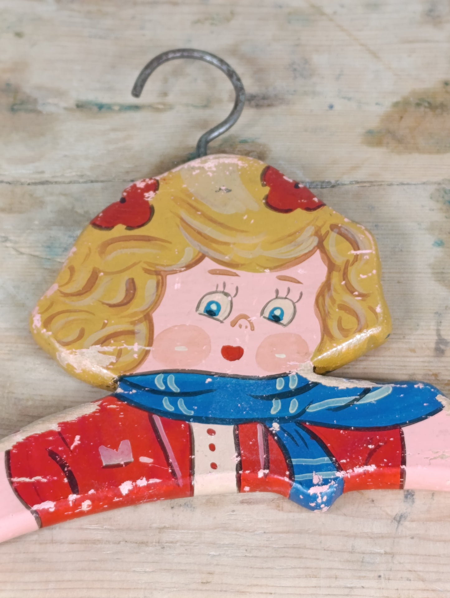 Percha de madera pintada a mano de la tienda Mariquita Pérez para vestidito de niña