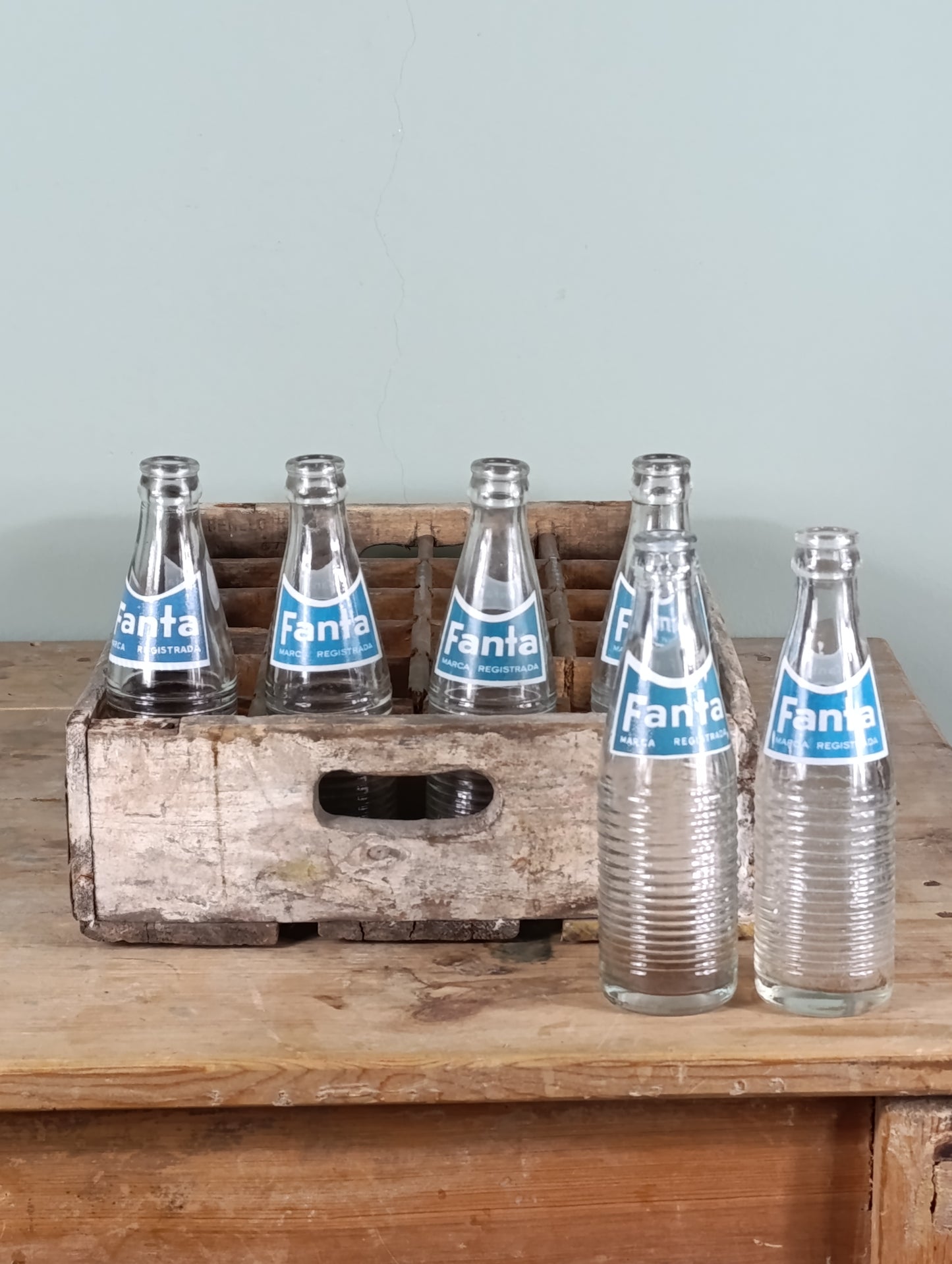 Caja de madera para transportar botellines de Fanta | Años 60 (Incluye seis botellines originales)