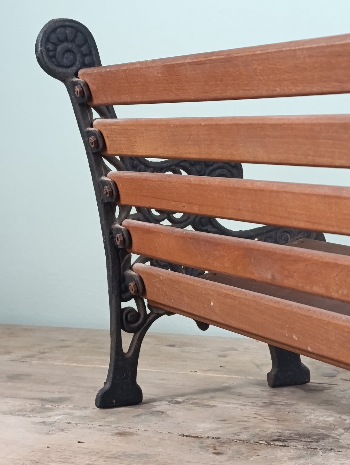 Banco vintage para muñecas en hierro colado y madera, principios del siglo XX