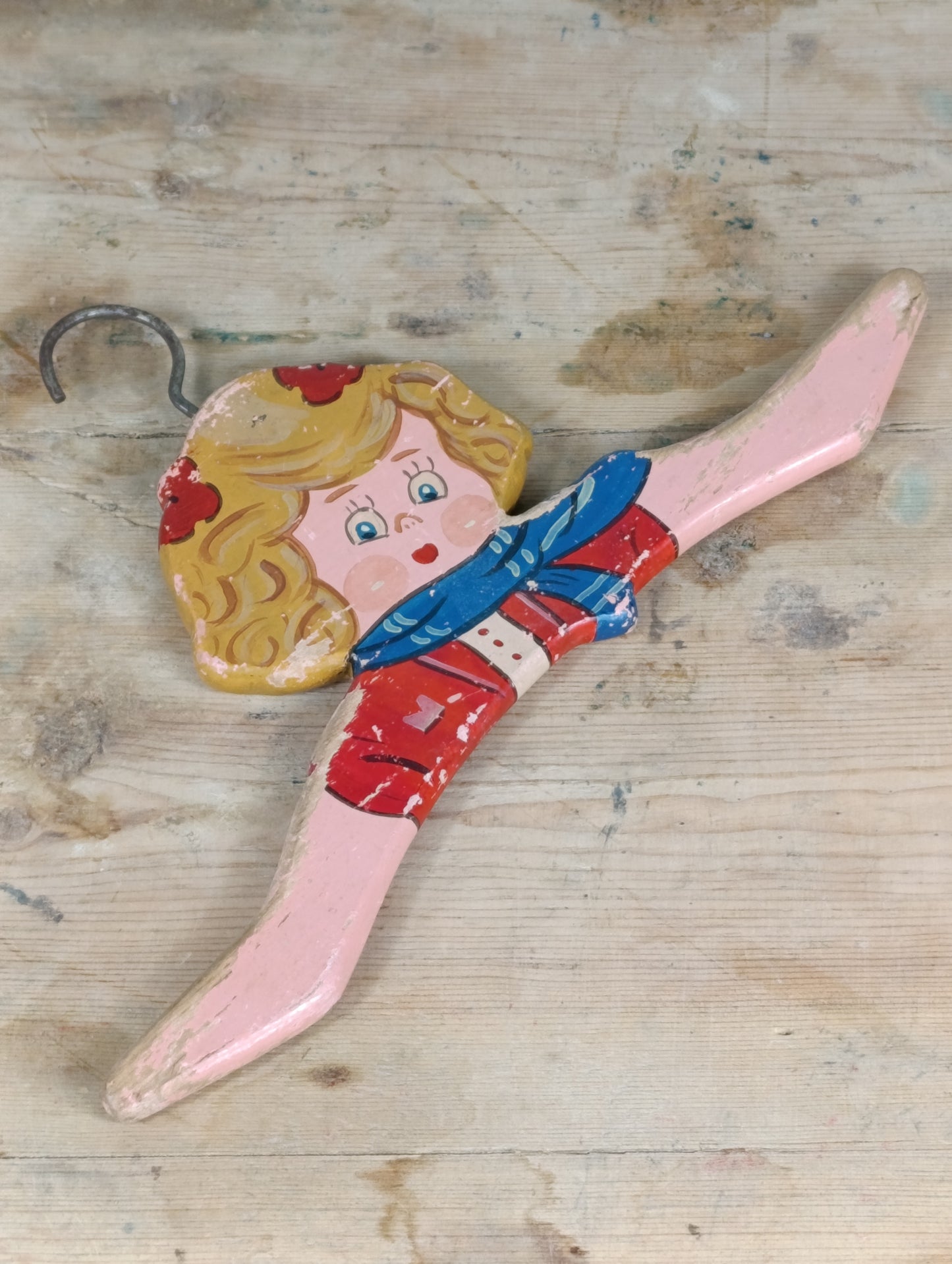 Percha de madera pintada a mano de la tienda Mariquita Pérez para vestidito de niña