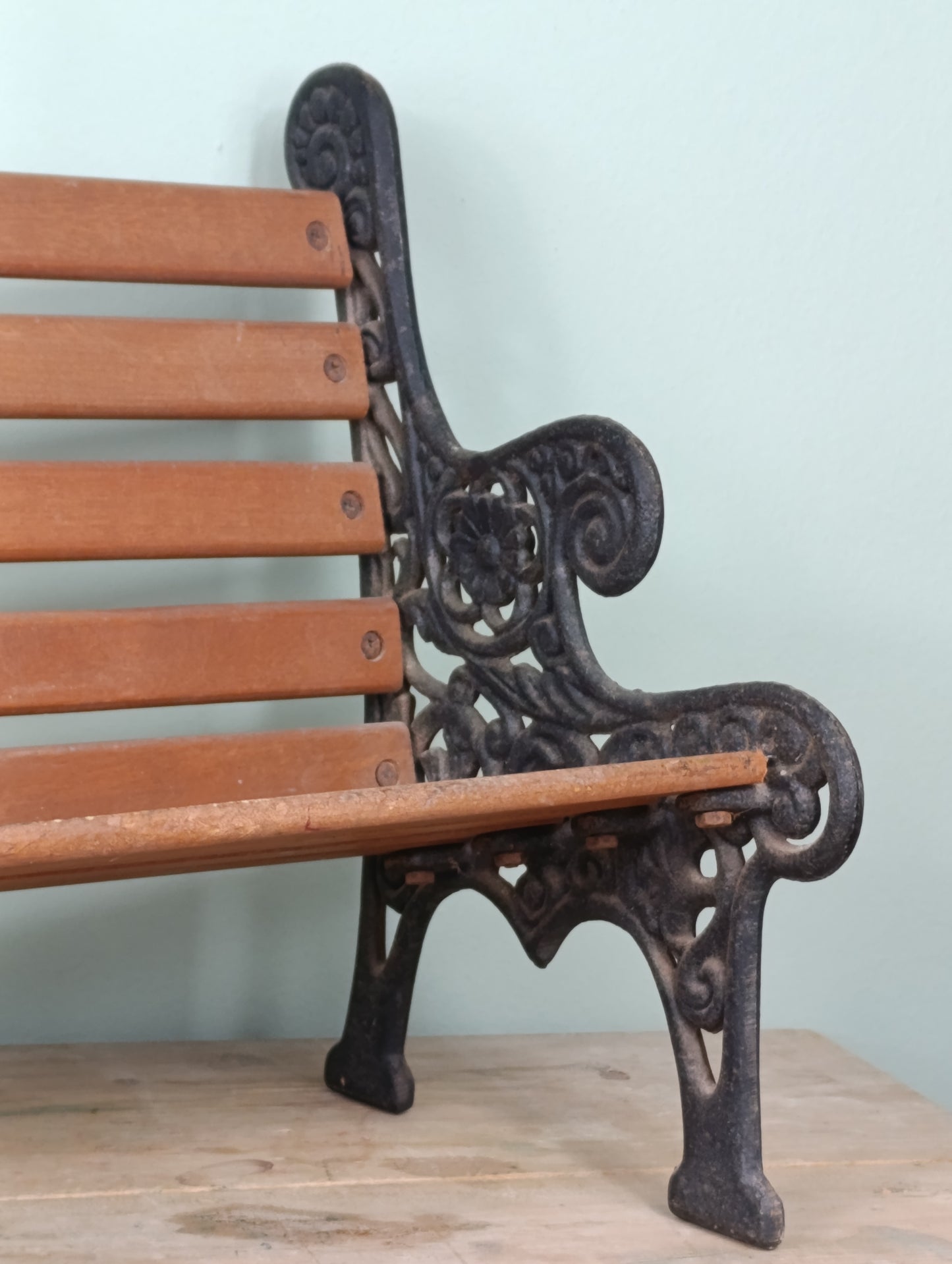 Banco vintage para muñecas en hierro colado y madera, principios del siglo XX