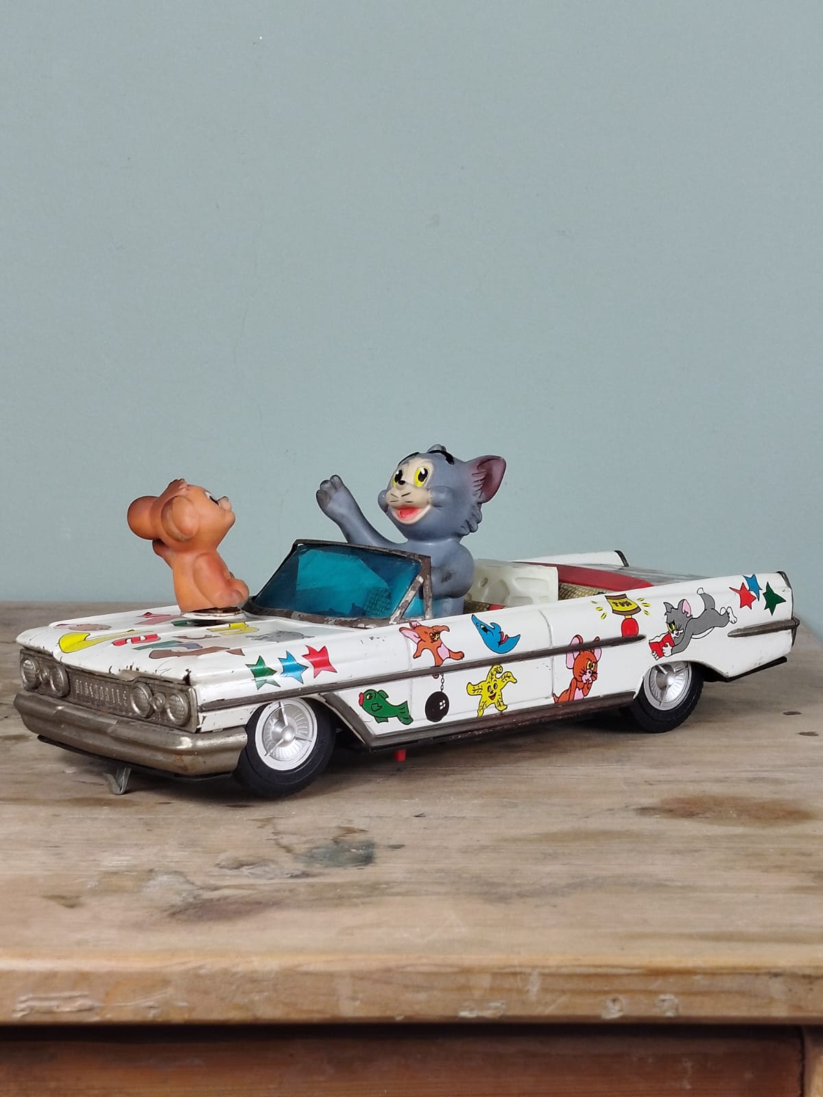 Coche de juguete Tom y Jerry marca Rico, años 60