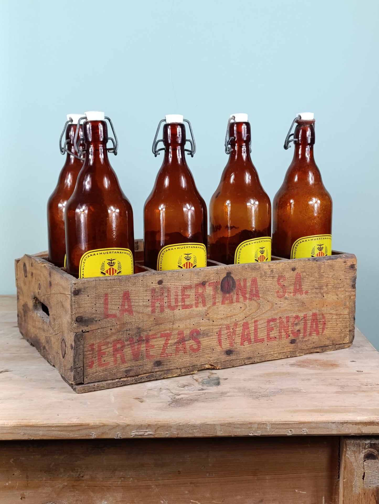 Caja Original de Cervezas "La Huertana" con Cinco Botellas|Pieza muy rara y escasa.