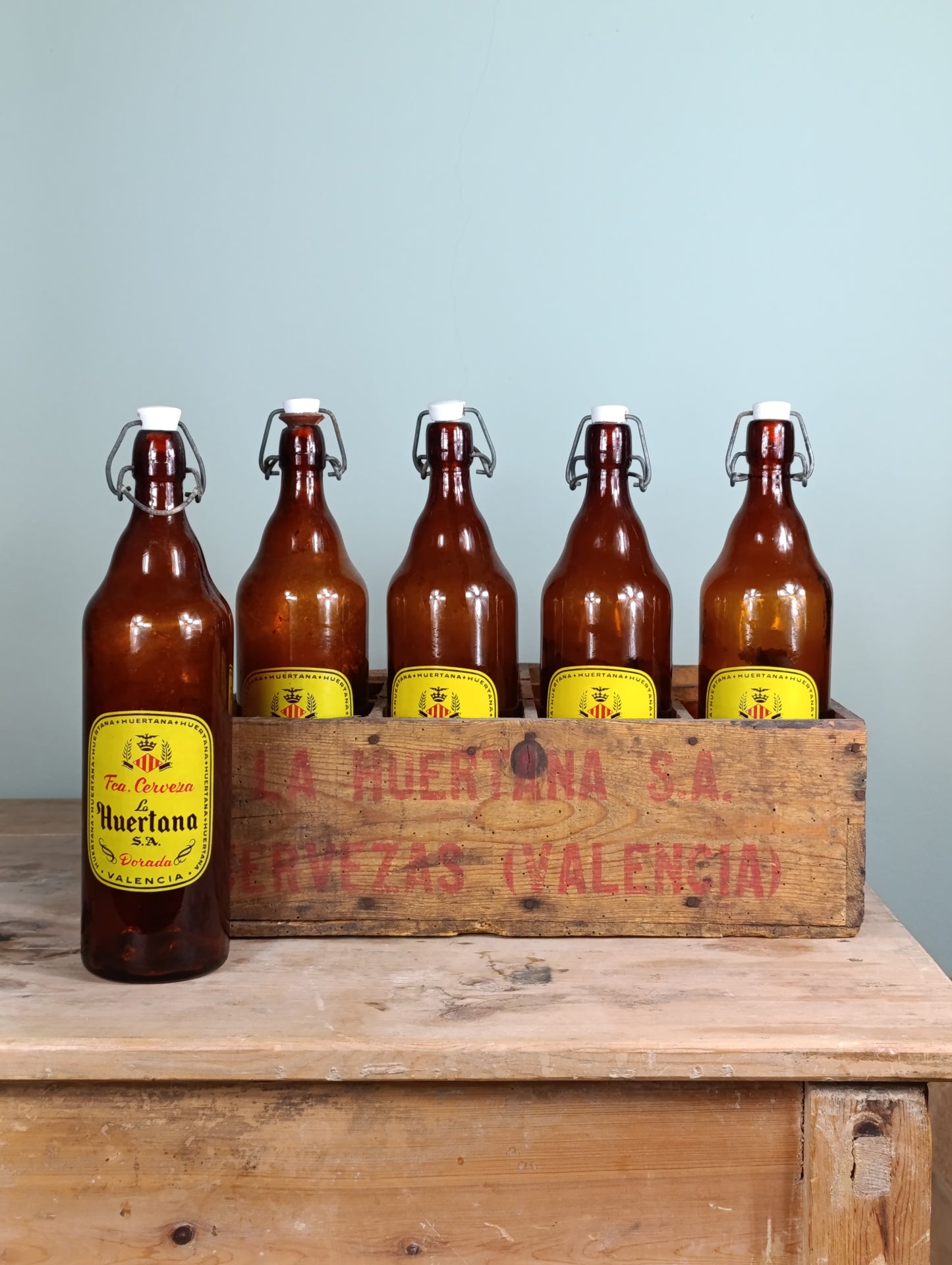 Caja Original de Cervezas "La Huertana" con Cinco Botellas|Pieza muy rara y escasa.