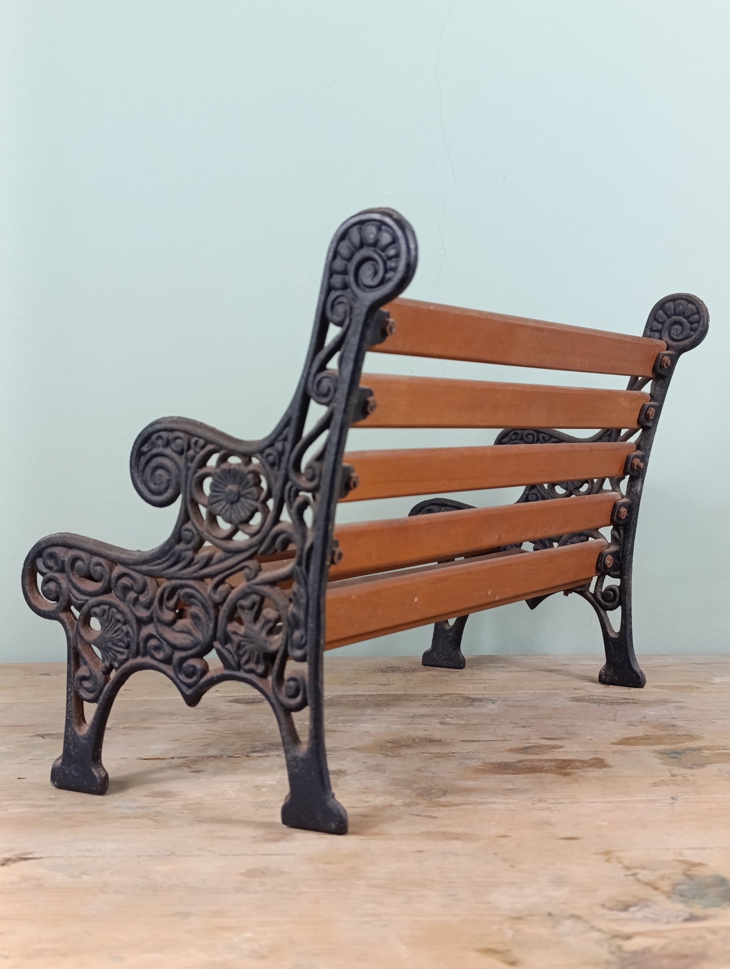 Banco vintage para muñecas en hierro colado y madera, principios del siglo XX