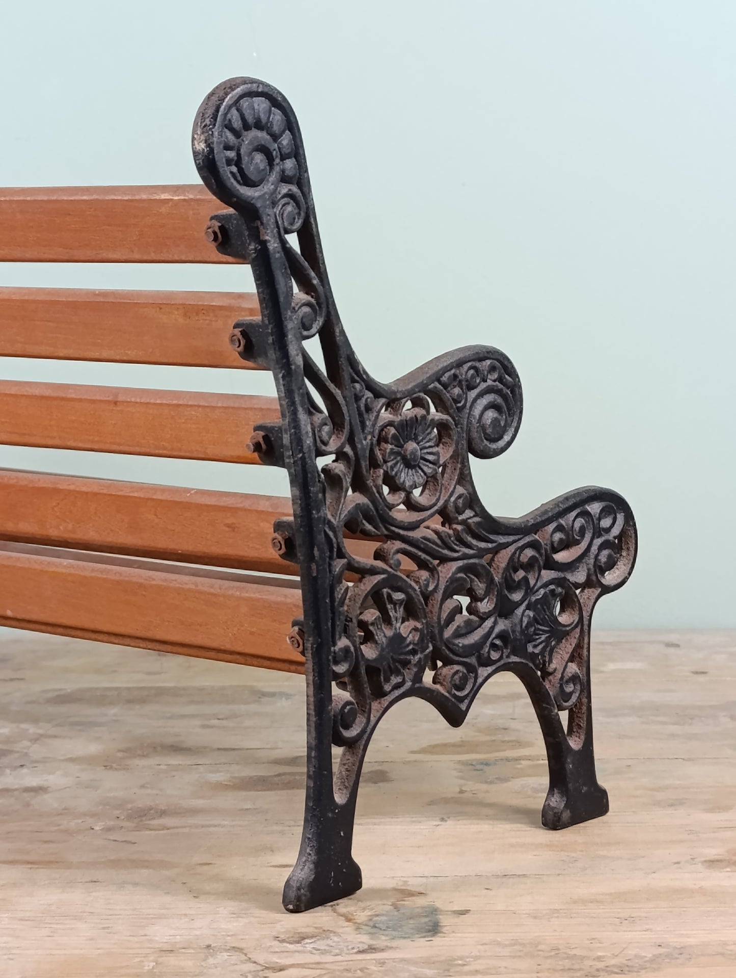 Banco vintage para muñecas en hierro colado y madera, principios del siglo XX