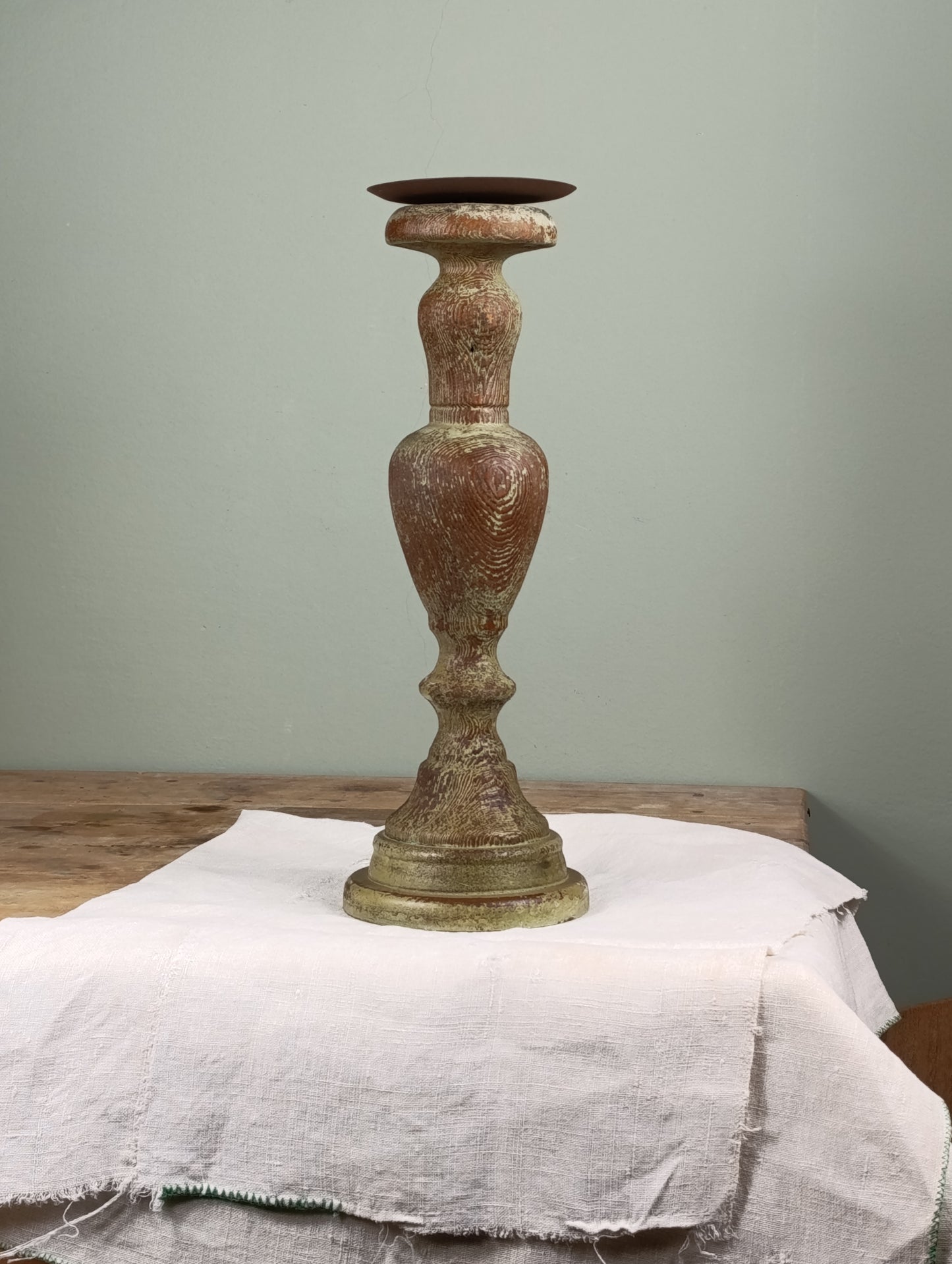 Hachero de Madera Antigua para Velones