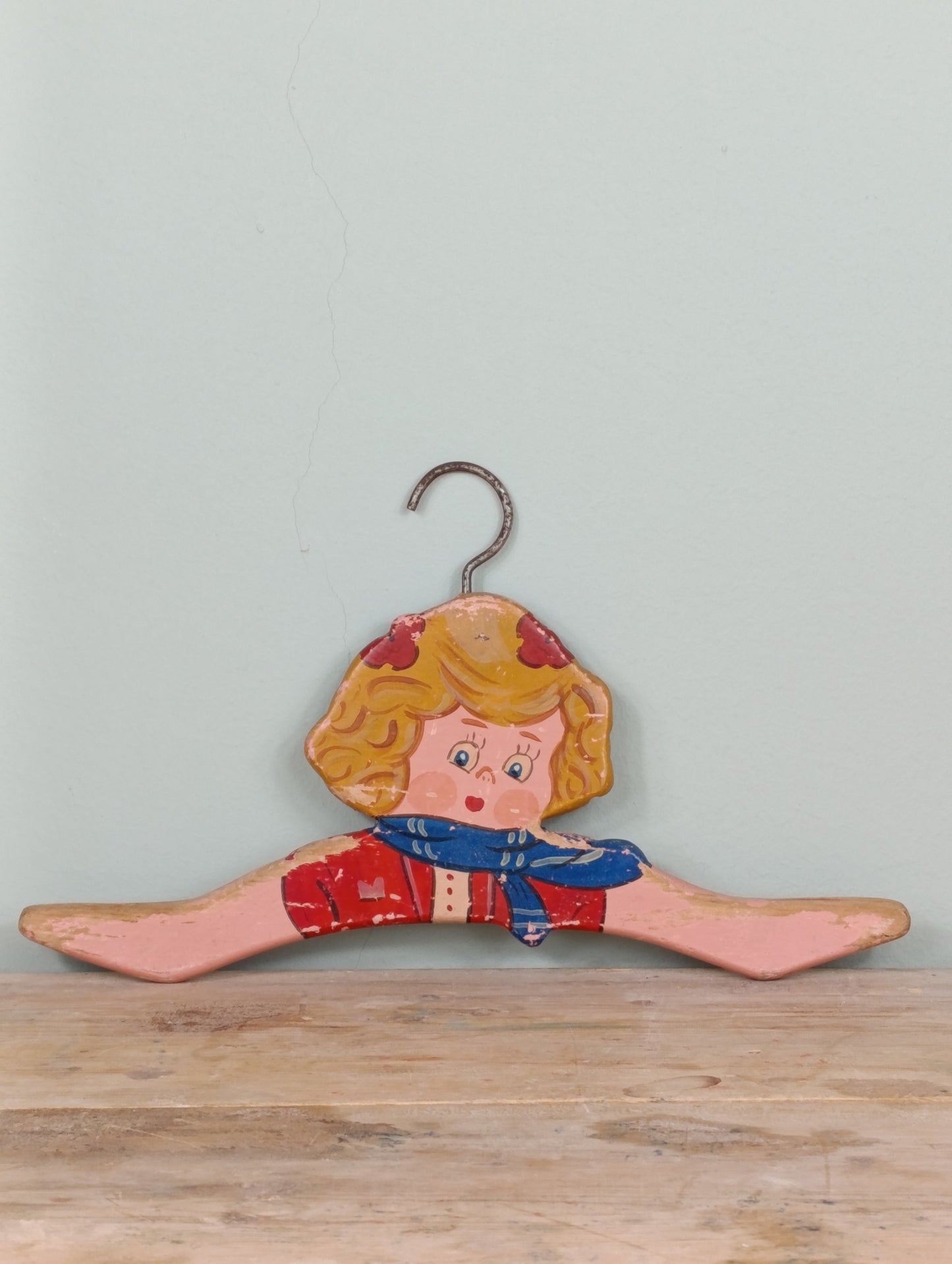 Percha de madera pintada a mano de la tienda Mariquita Pérez para vestidito de niña