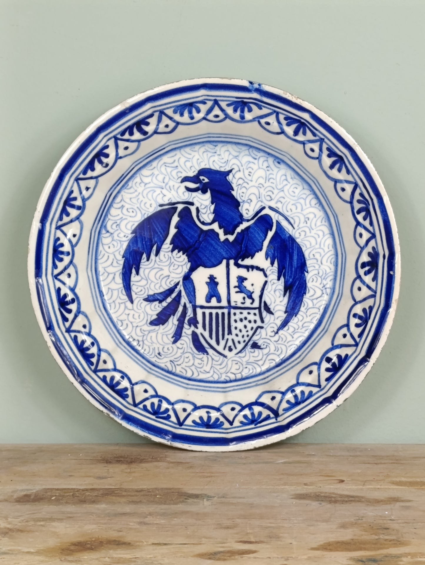 Plato de cerámica azul cobalto con escudo Segunda República (años 30)