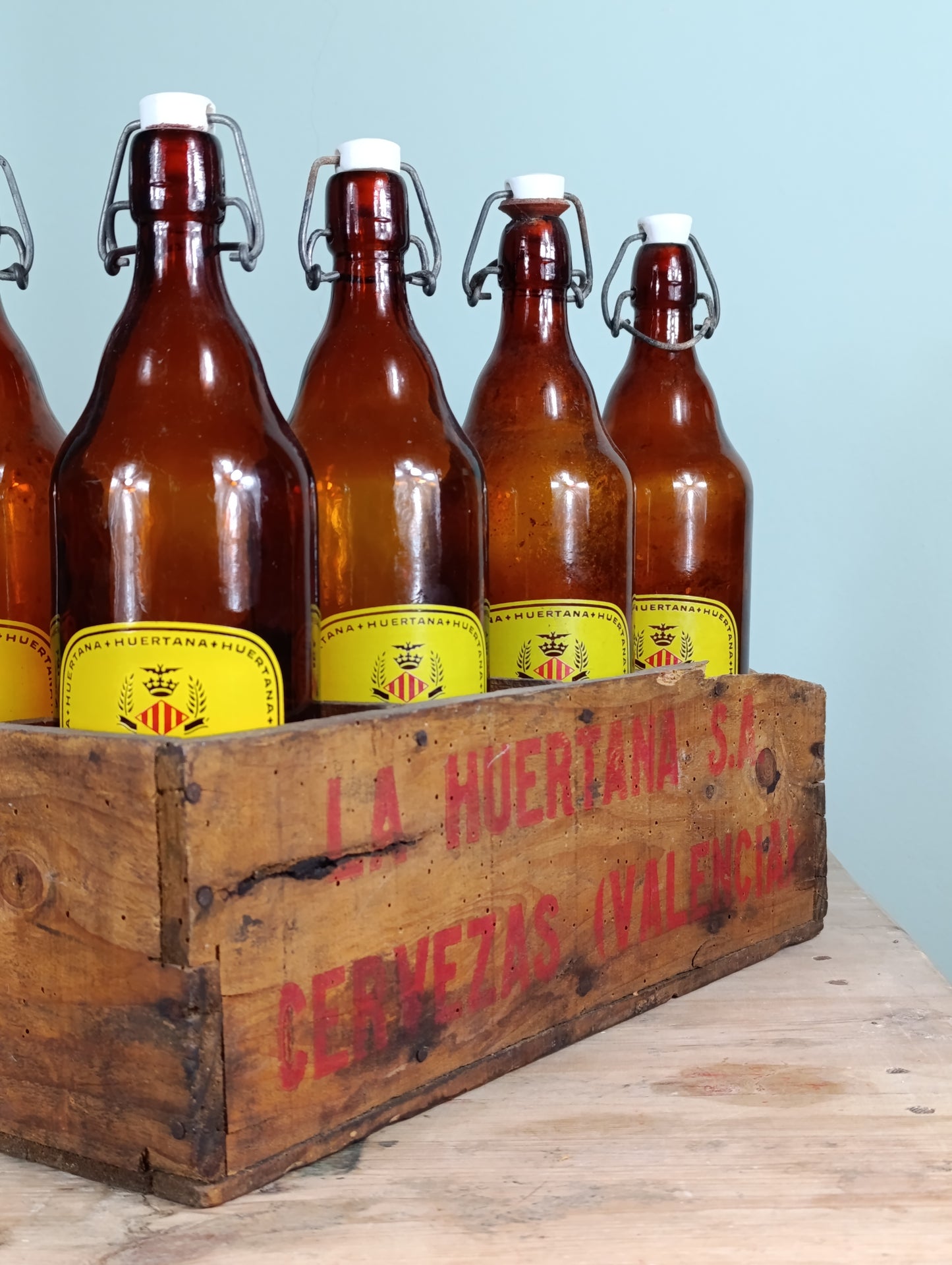 Caja Original de Cervezas "La Huertana" con Cinco Botellas|Pieza muy rara y escasa.