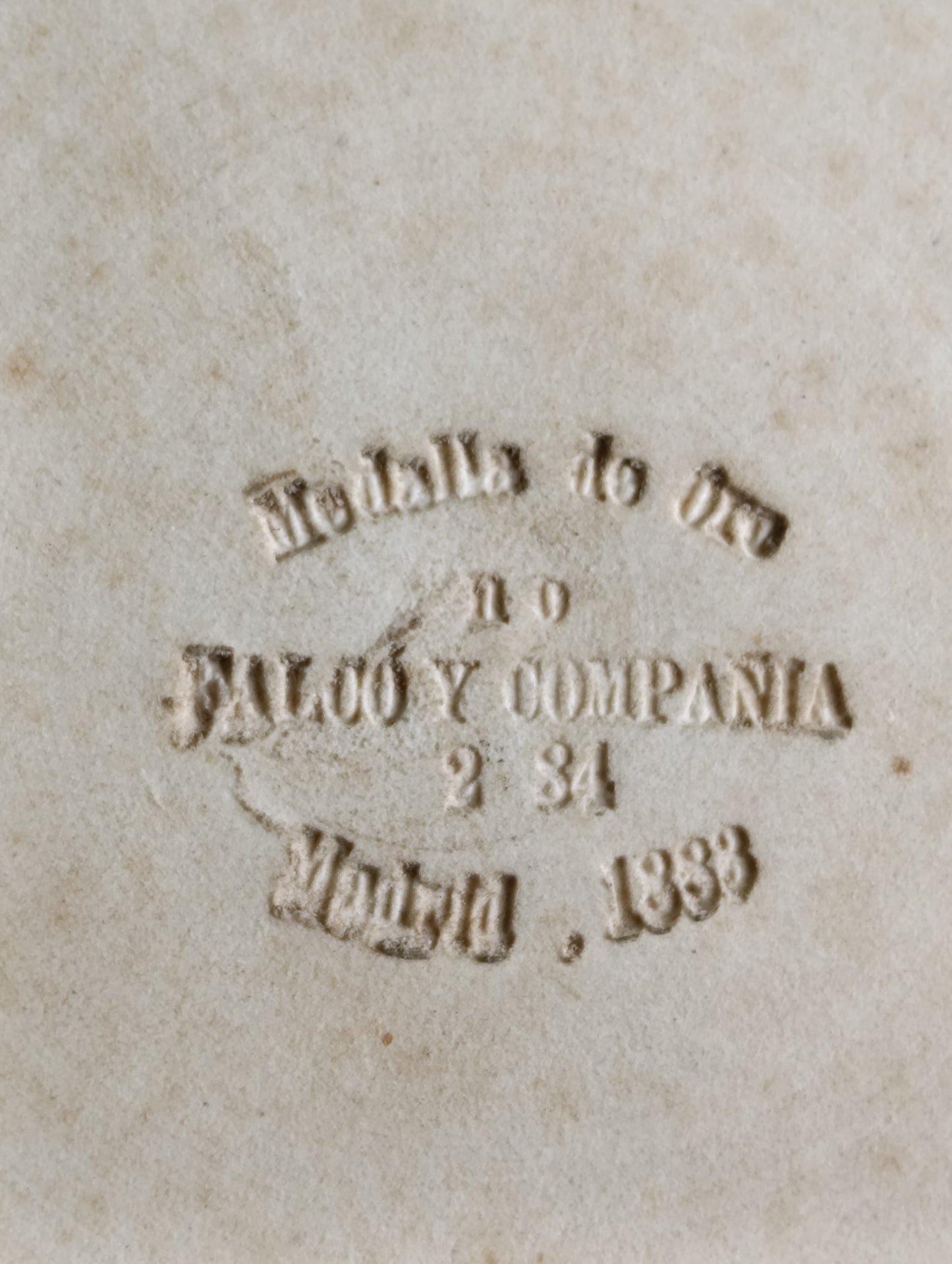 Retrato al óleo ( firmado) de noble español en plato de loza Valdemorillo, siglo XIX