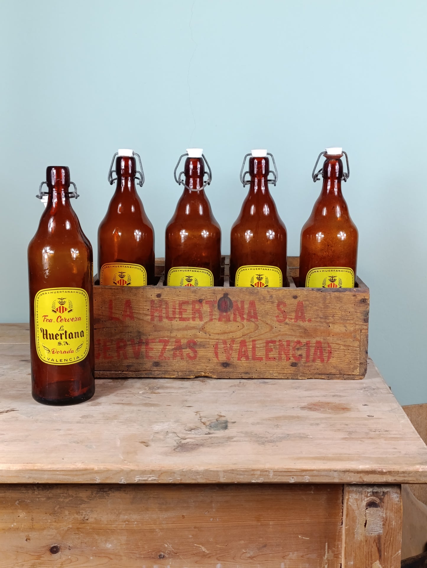 Caja Original de Cervezas "La Huertana" con Cinco Botellas|Pieza muy rara y escasa.