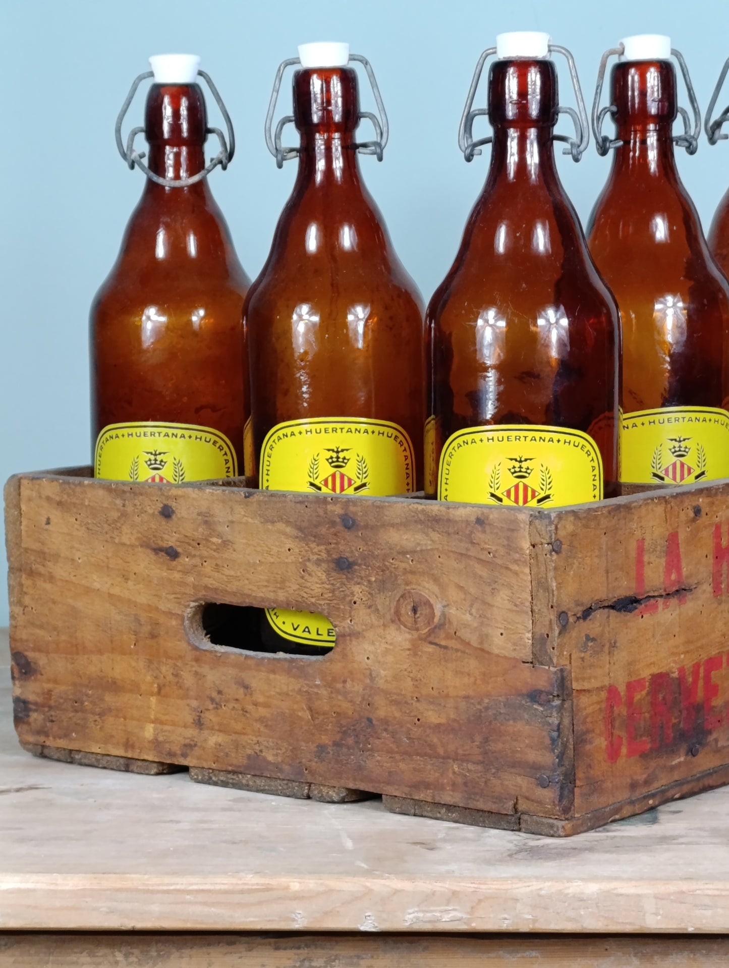 Caja Original de Cervezas "La Huertana" con Cinco Botellas|Pieza muy rara y escasa.