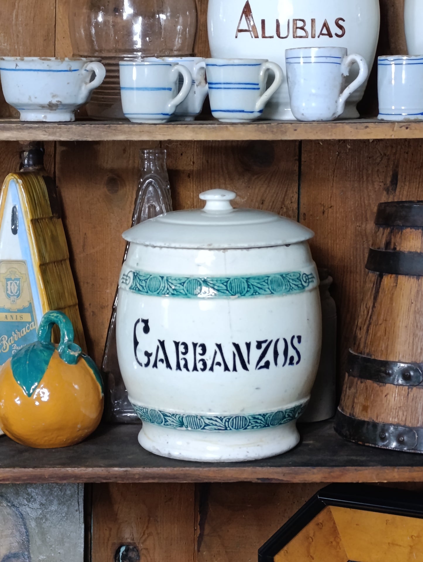 Tarro para garbanzos de cerámica de Manises, años 20 del siglo XX