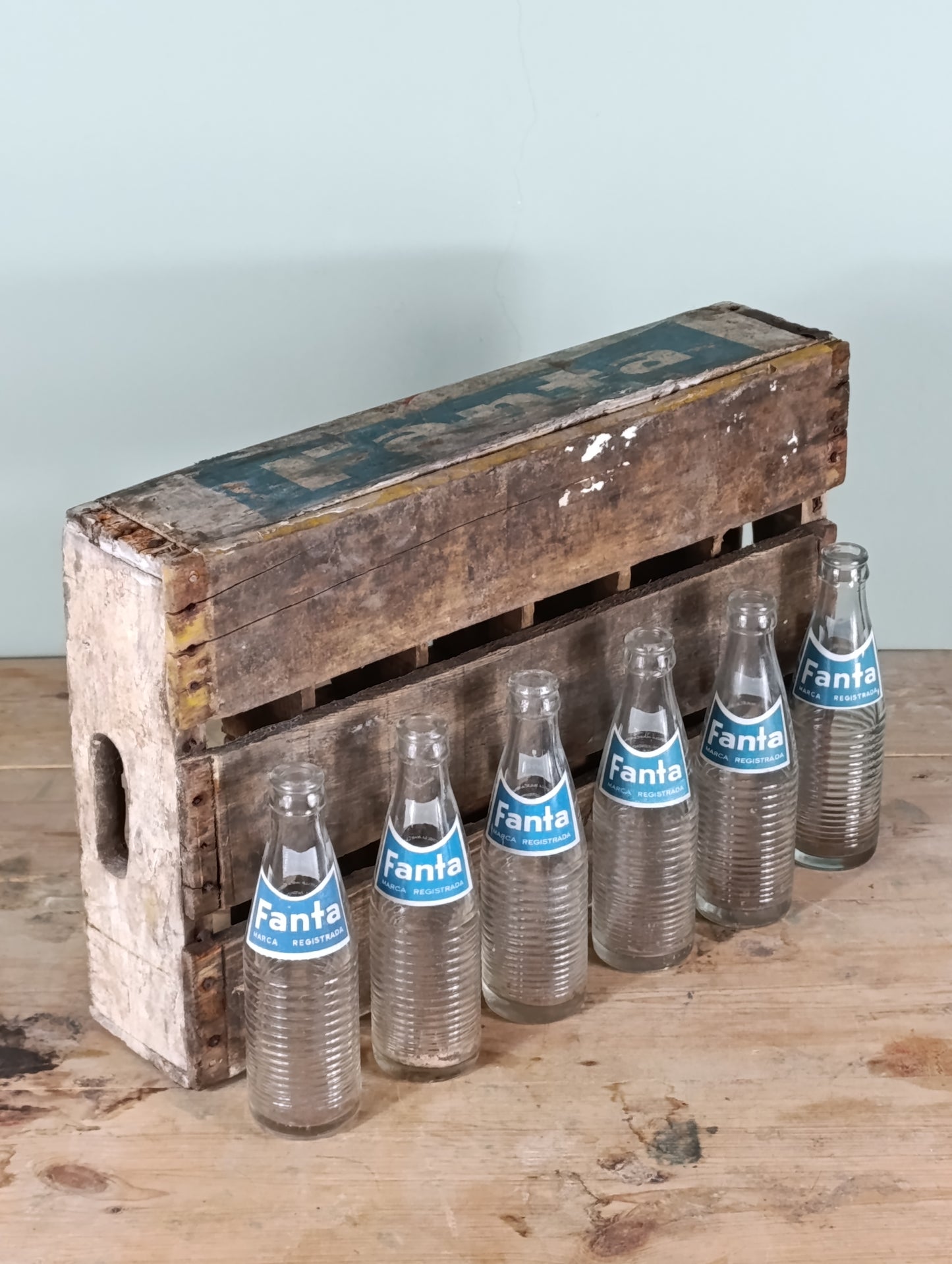 Caja de madera para transportar botellines de Fanta | Años 60 (Incluye seis botellines originales)