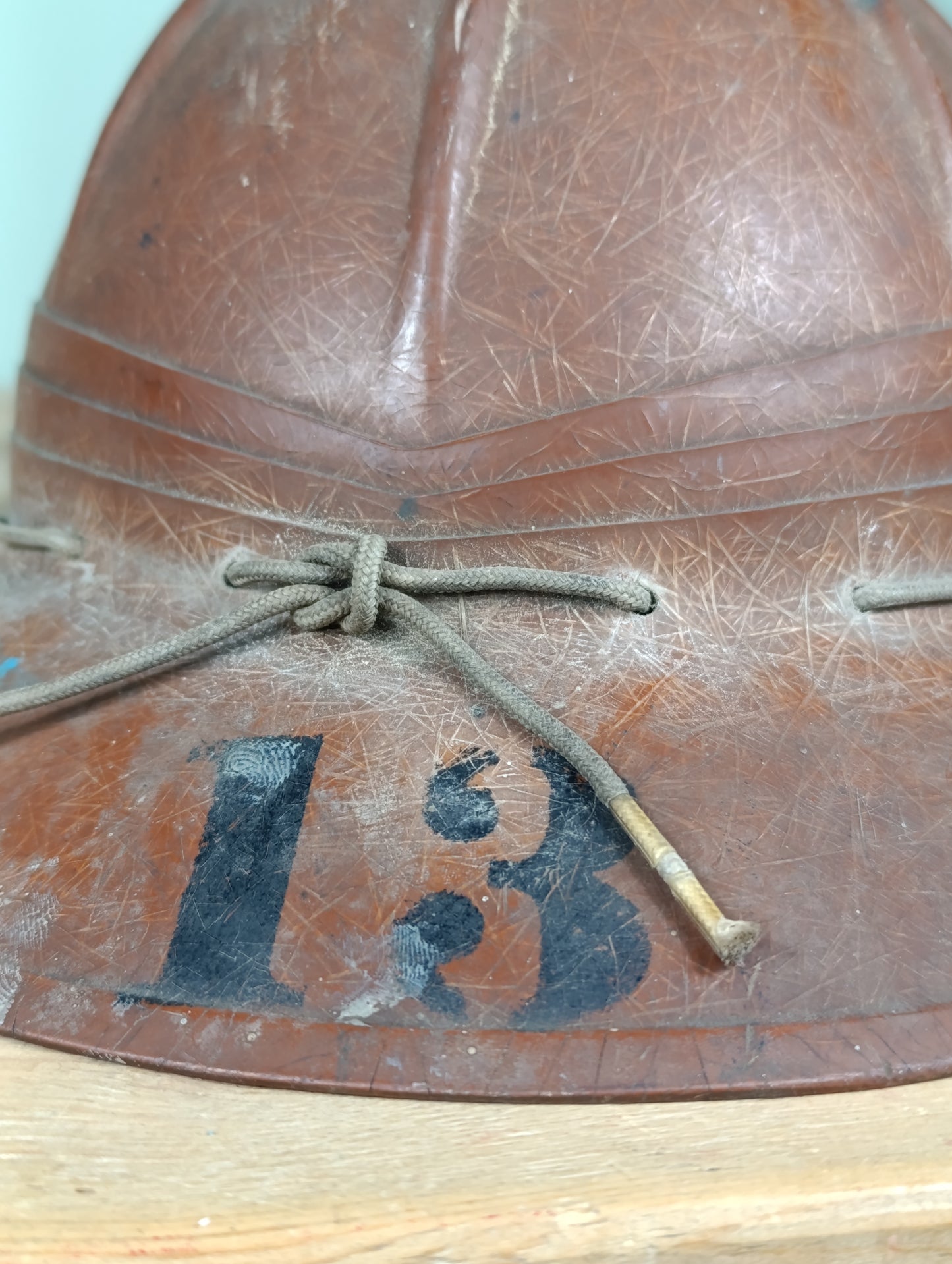 Casco industrial de seguridad marca Davis Co., década de 1940 (USA)