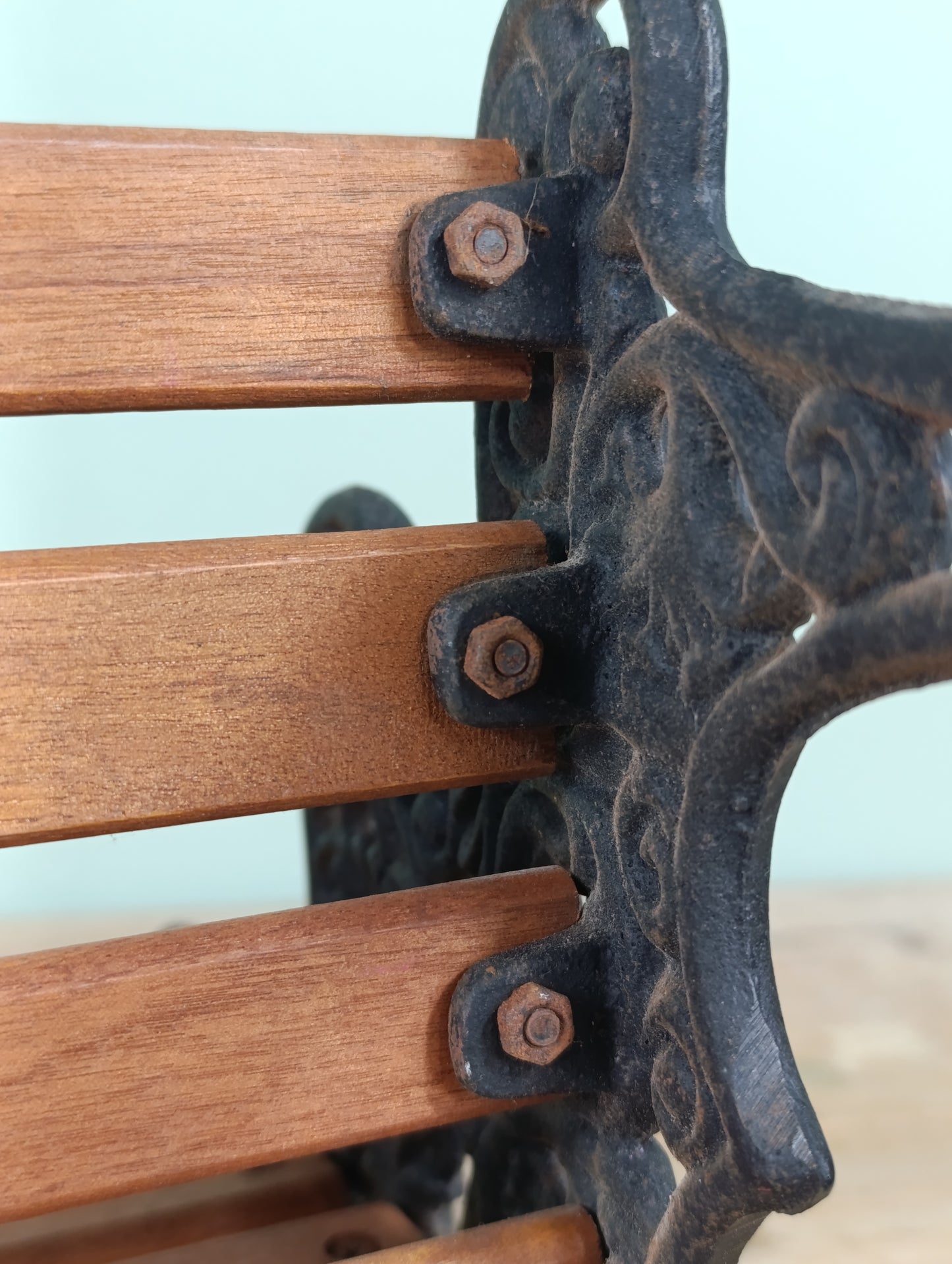 Banco vintage para muñecas en hierro colado y madera, principios del siglo XX