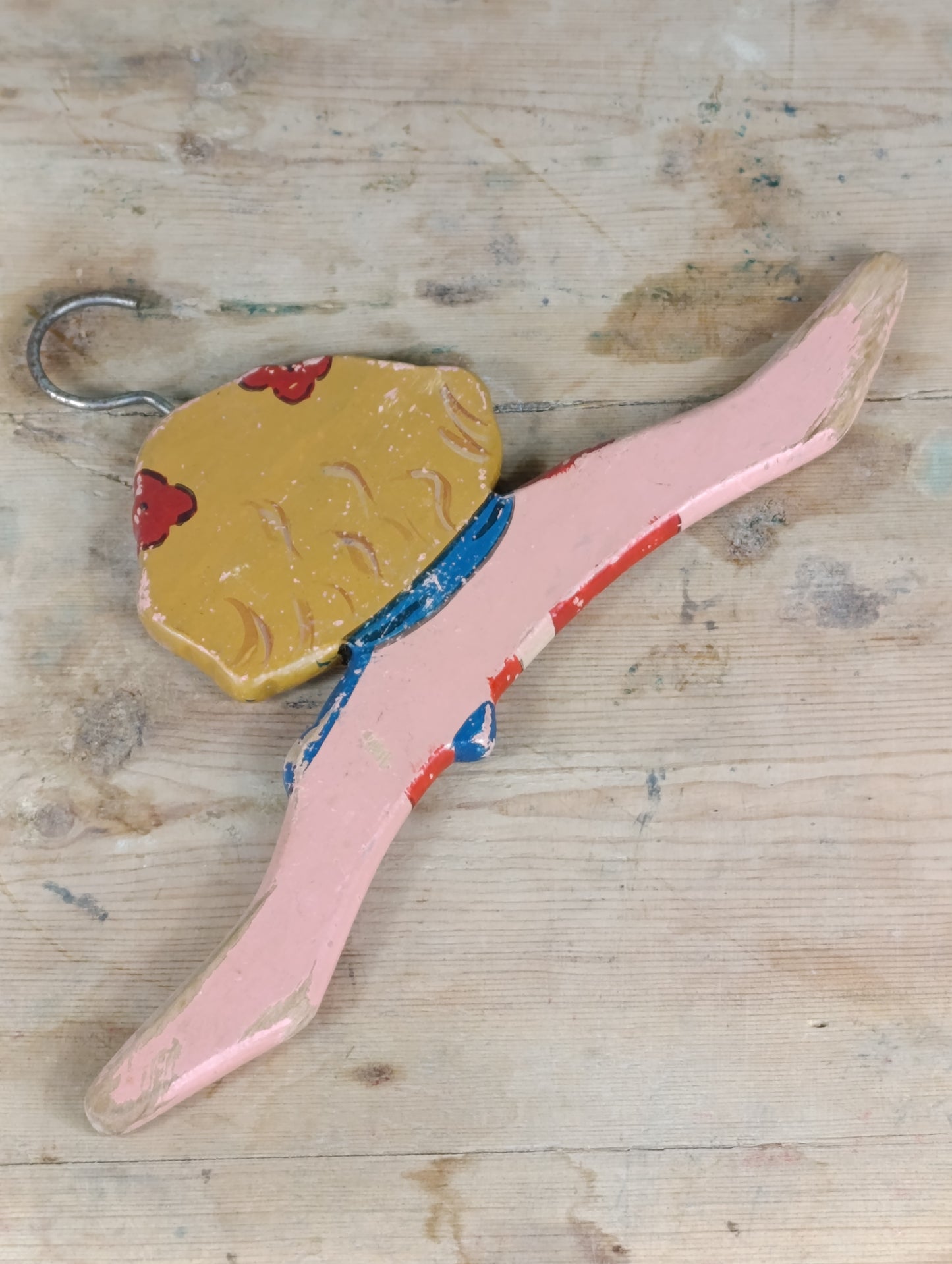 Percha de madera pintada a mano de la tienda Mariquita Pérez para vestidito de niña