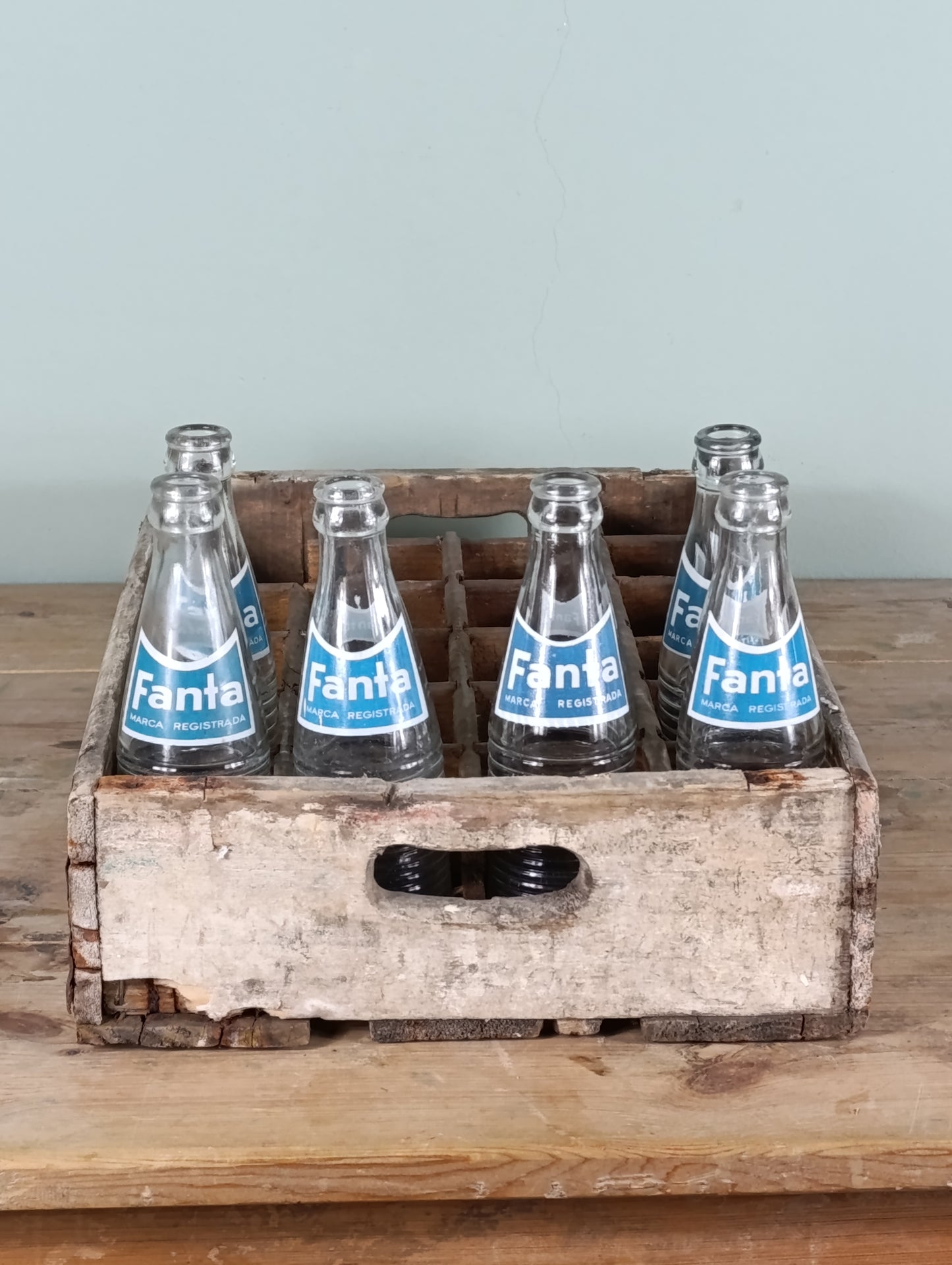 Caja de madera para transportar botellines de Fanta | Años 60 (Incluye seis botellines originales)