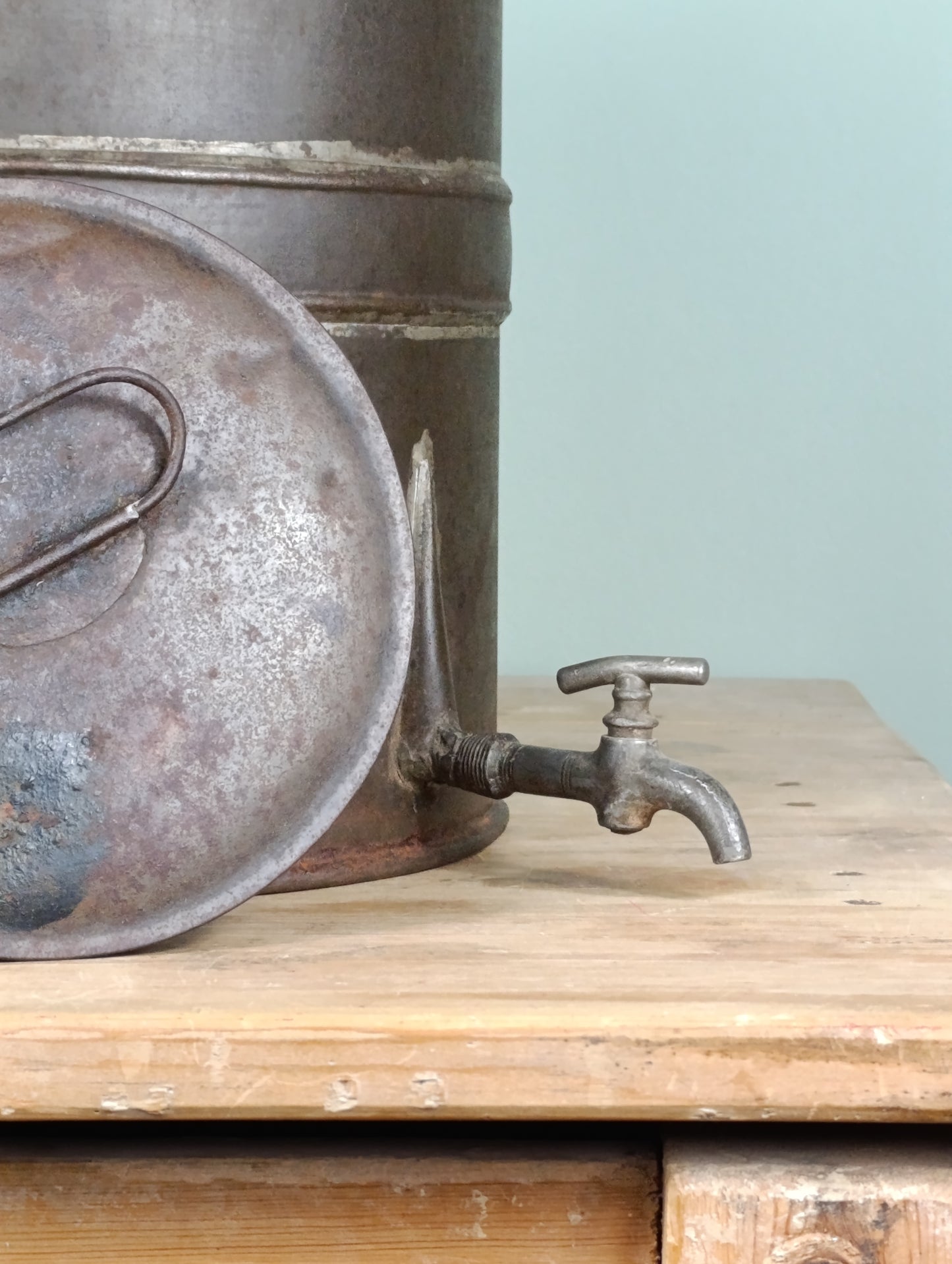 Zafra para aceite antigua de metal con grifo original | pieza vintage mediterránea