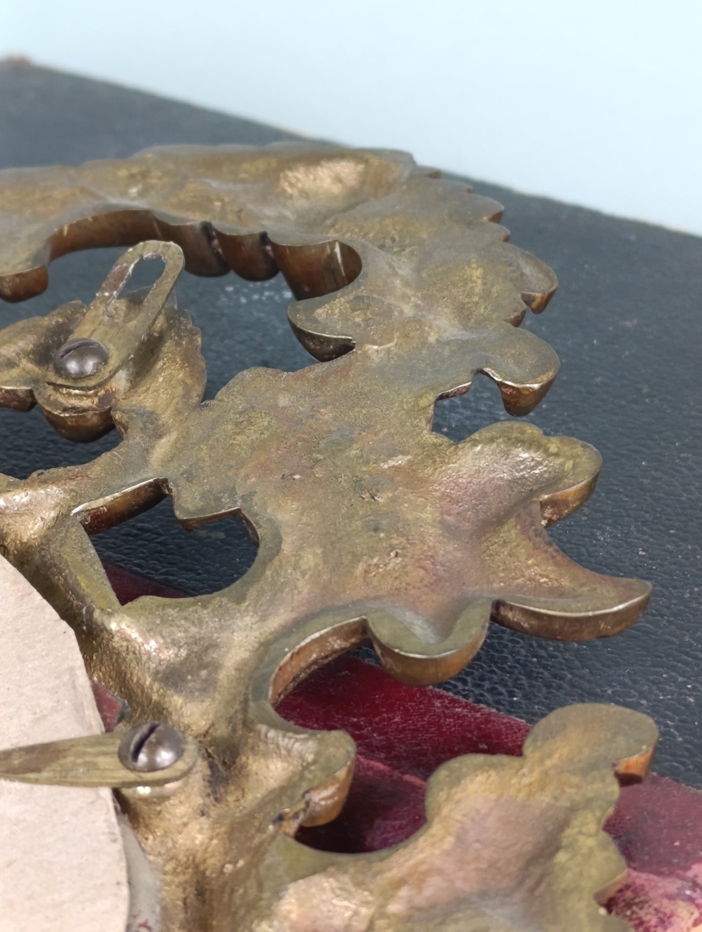 Cornucopia de bronce fundido con espejo biselado | Principios del siglo XX