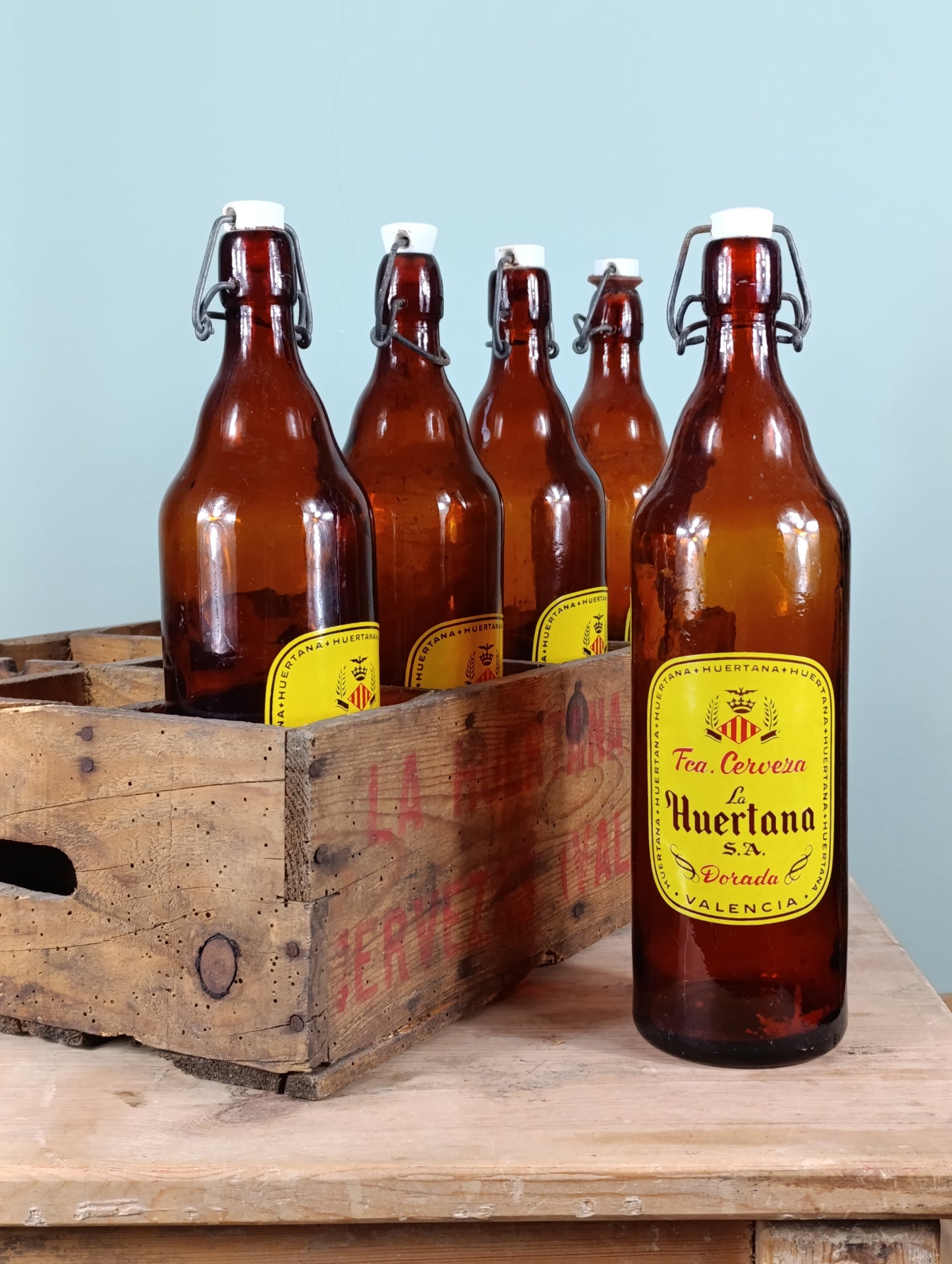 Caja Original de Cervezas "La Huertana" con Cinco Botellas|Pieza muy rara y escasa.
