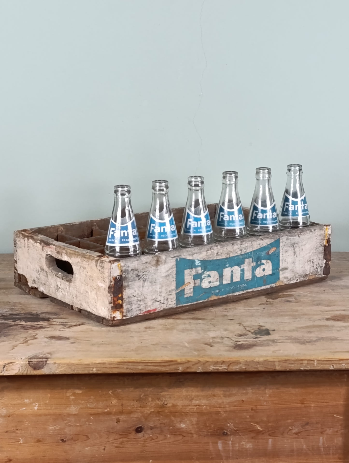 Caja de madera para transportar botellines de Fanta | Años 60 (Incluye seis botellines originales)