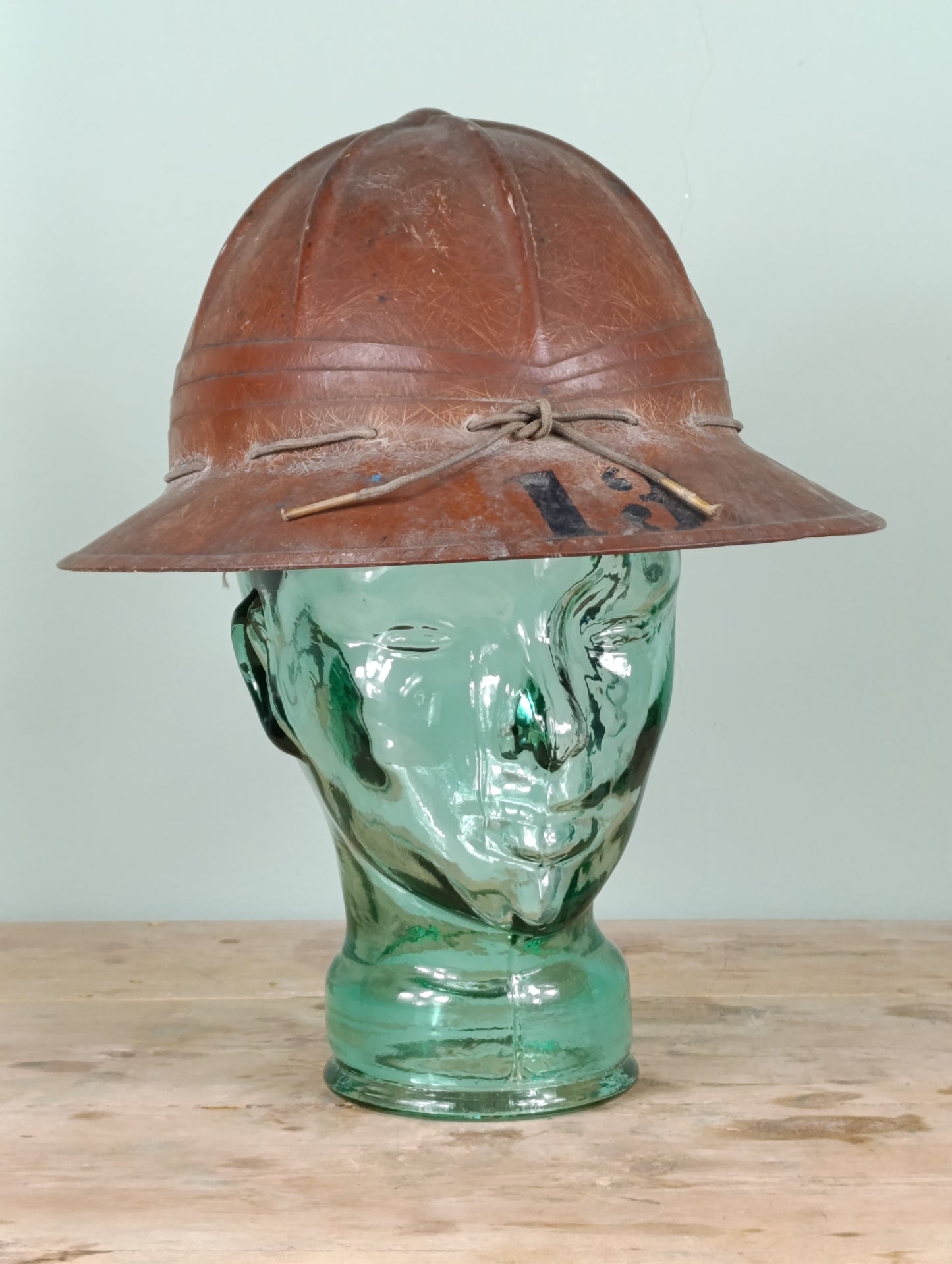 Casco industrial de seguridad marca Davis Co., década de 1940 (USA)