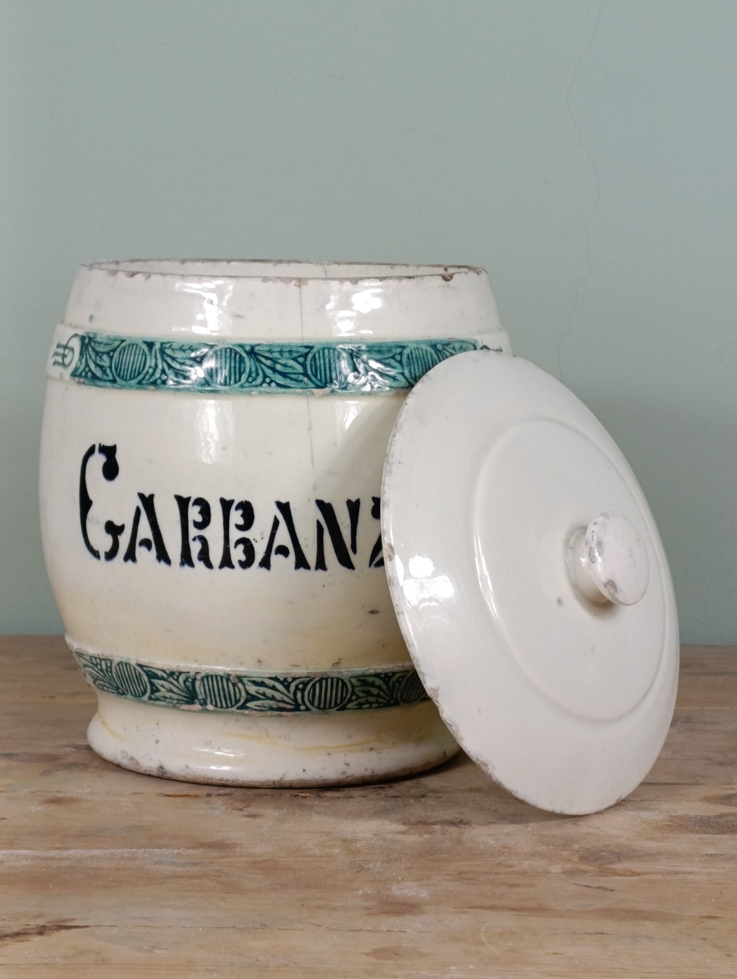 Tarro para garbanzos de cerámica de Manises, años 20 del siglo XX