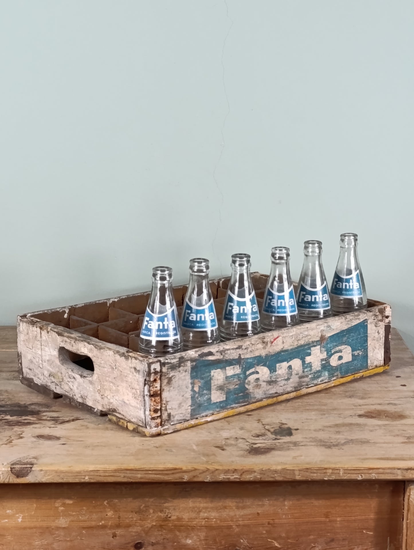 Caja de madera para transportar botellines de Fanta | Años 60 (Incluye seis botellines originales)