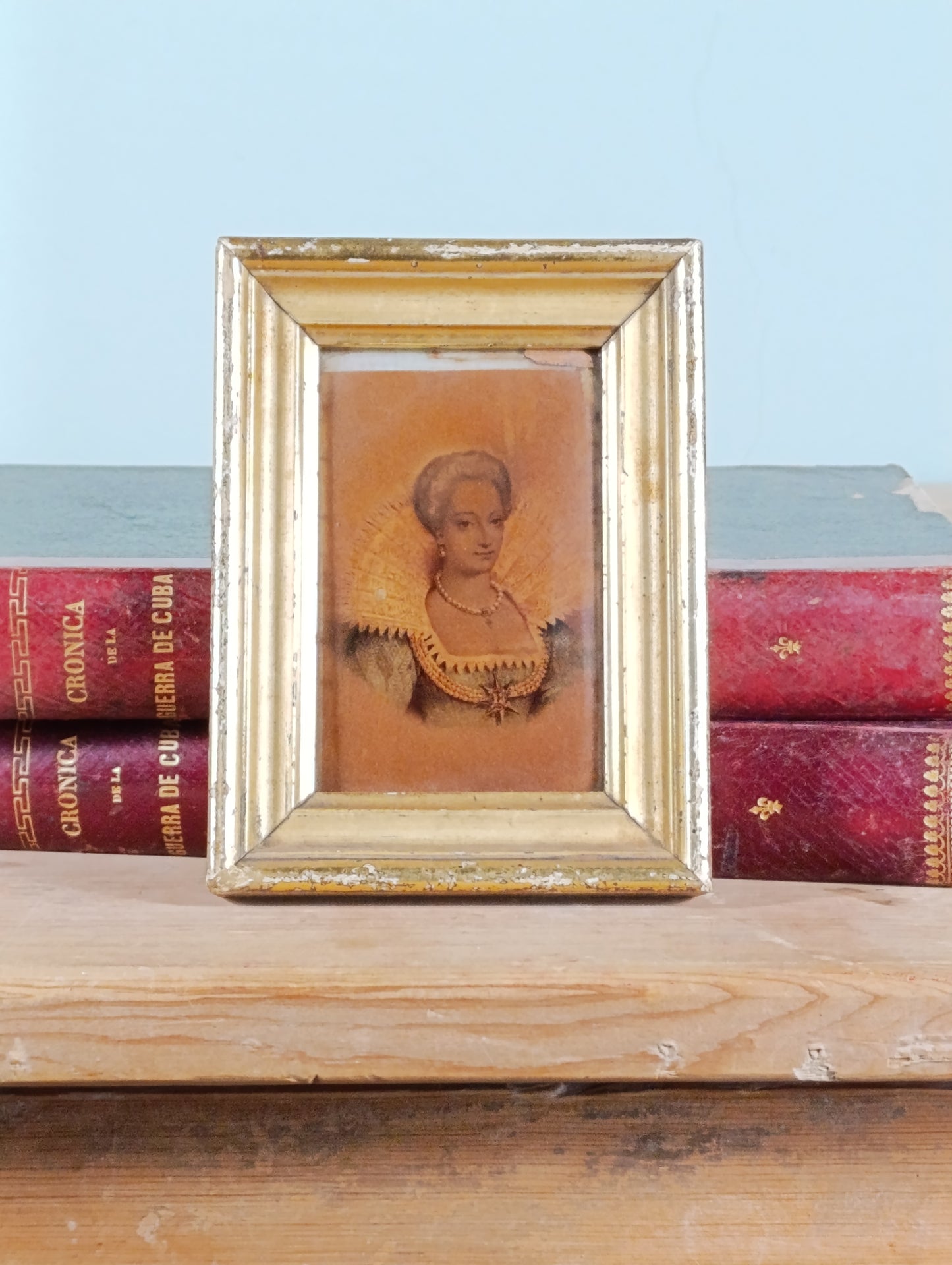 Miniatura de retrato de mujer sobre cristal convexo del siglo XIX