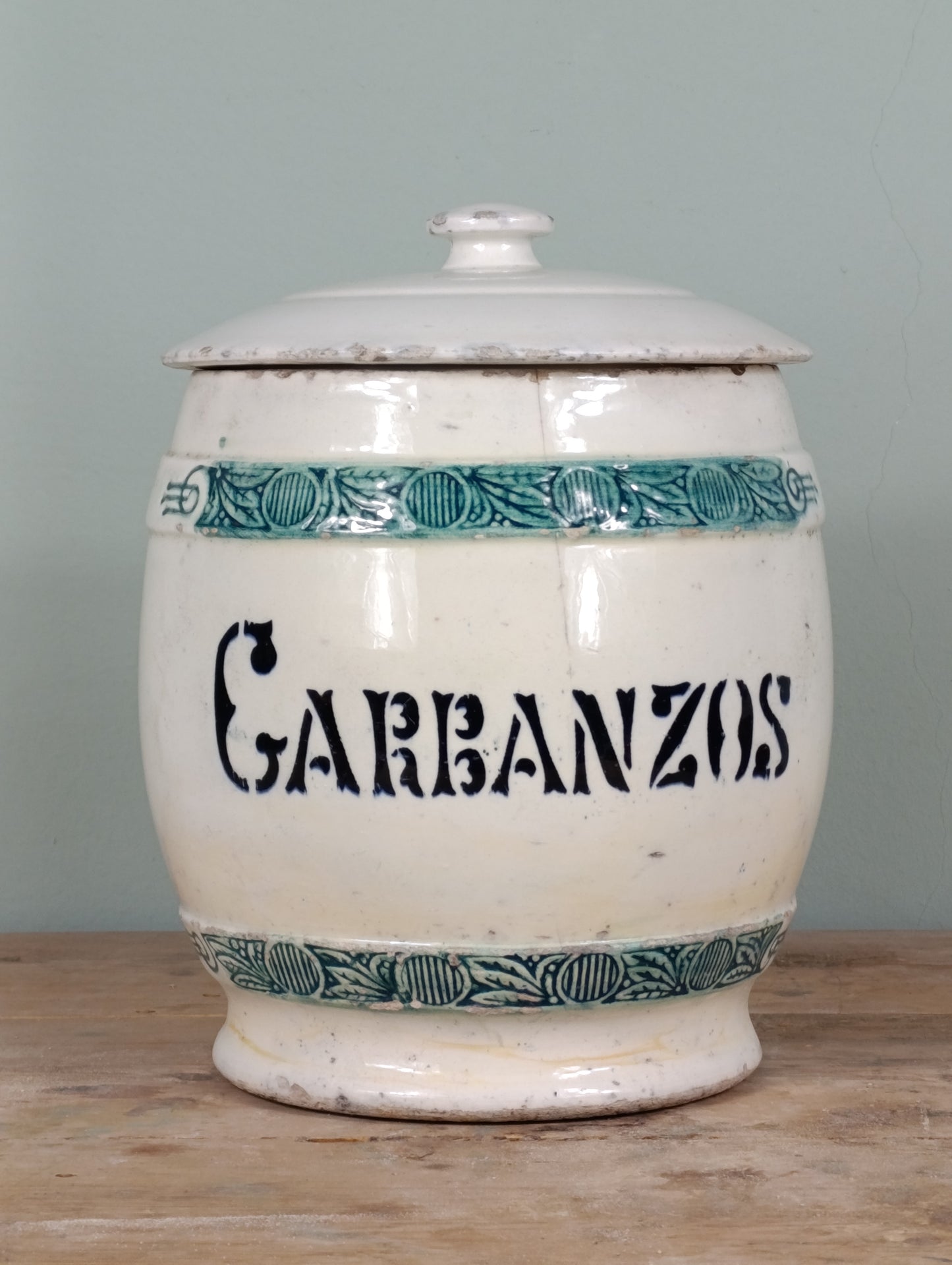 Tarro para garbanzos de cerámica de Manises, años 20 del siglo XX