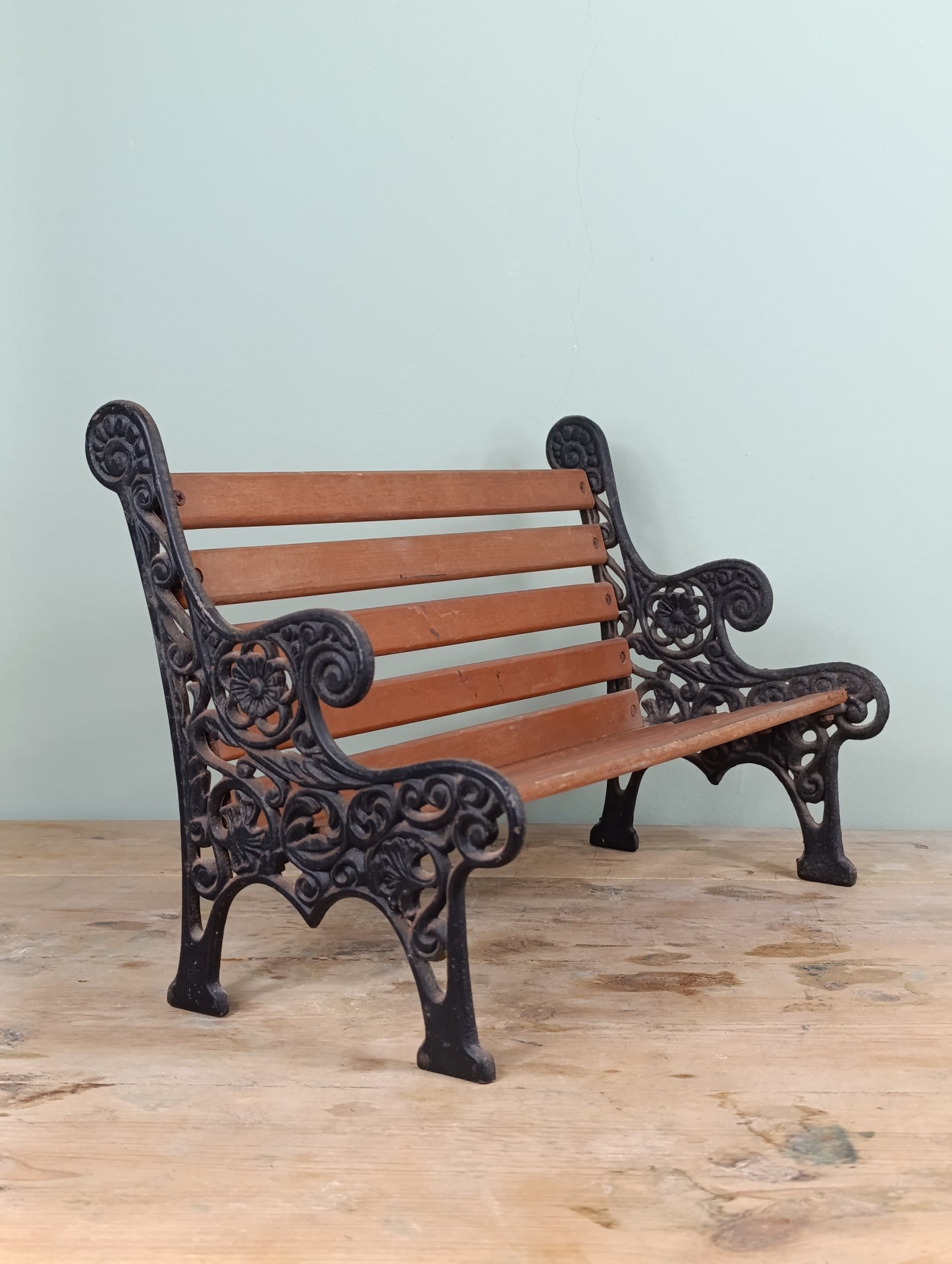 Banco vintage para muñecas en hierro colado y madera, principios del siglo XX