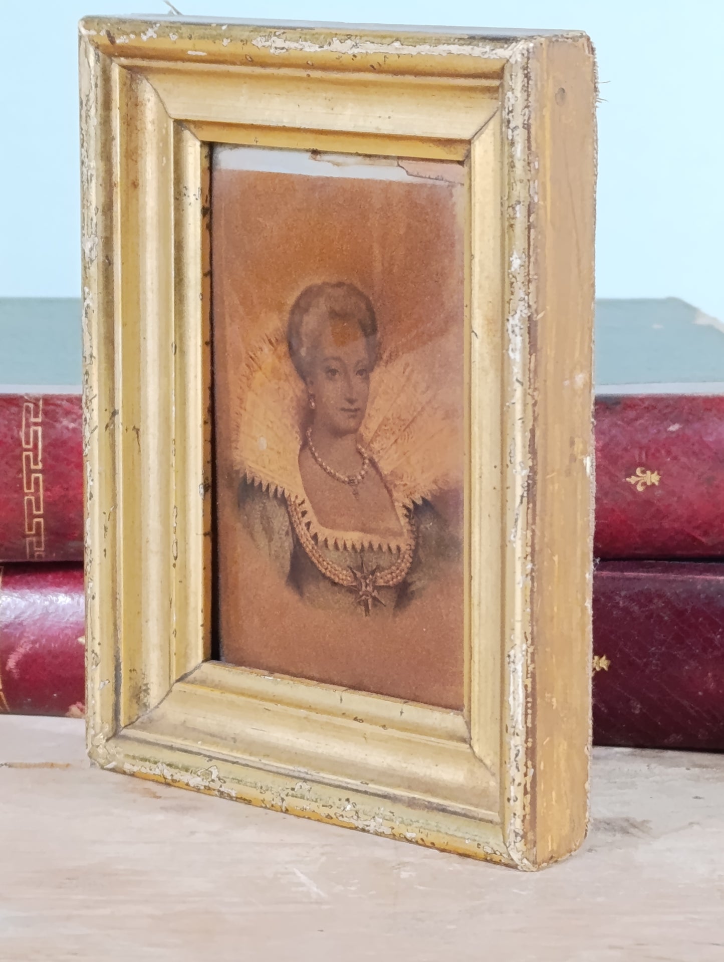 Miniatura de retrato de mujer sobre cristal convexo del siglo XIX