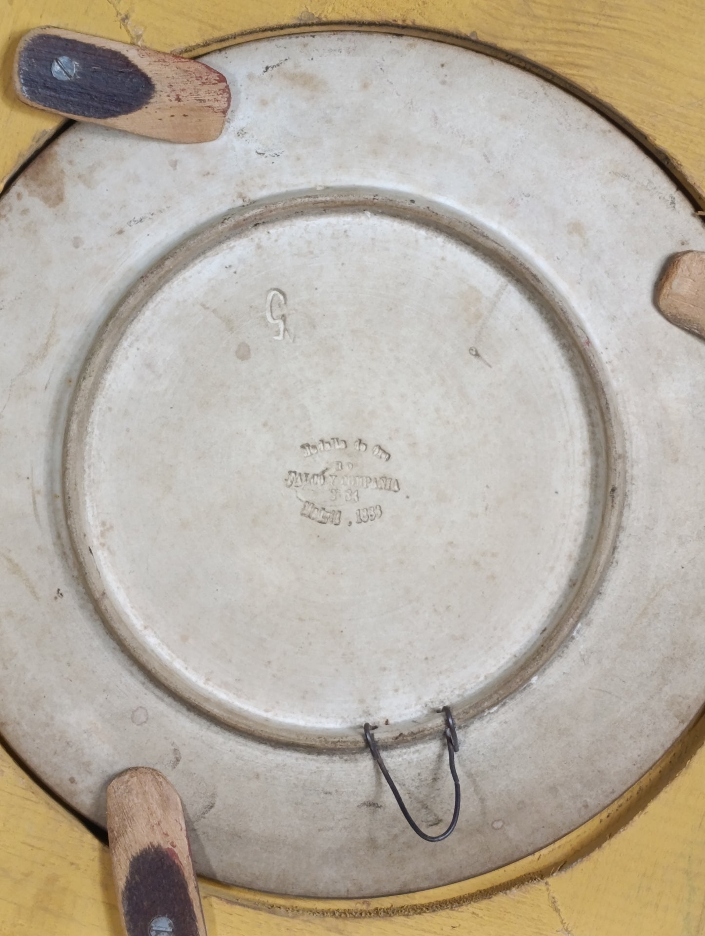 Retrato al óleo ( firmado) de noble español en plato de loza Valdemorillo, siglo XIX