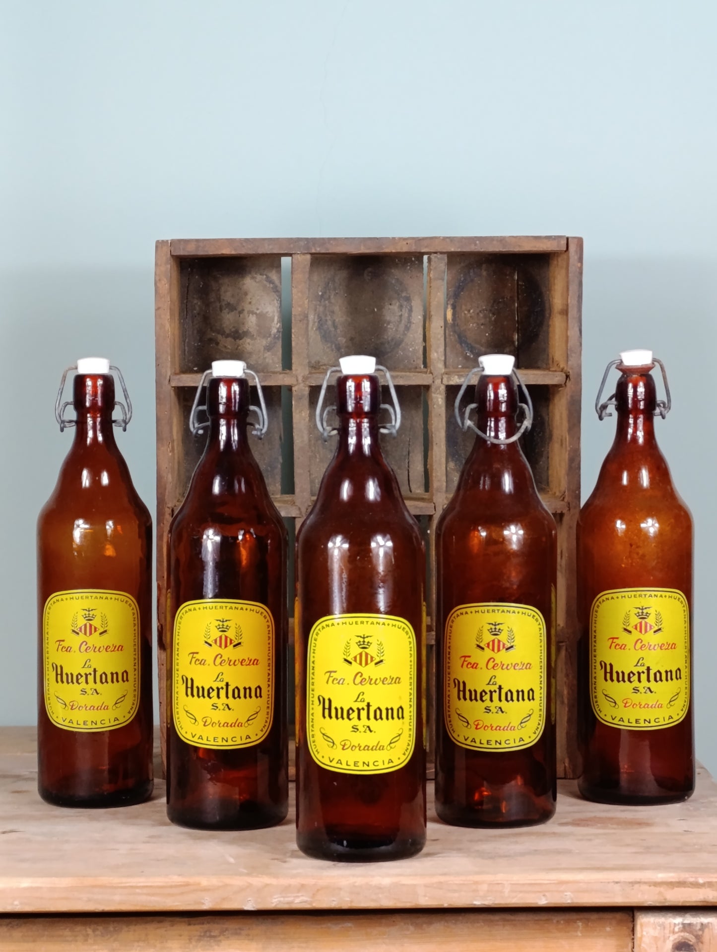 Caja Original de Cervezas "La Huertana" con Cinco Botellas|Pieza muy rara y escasa.