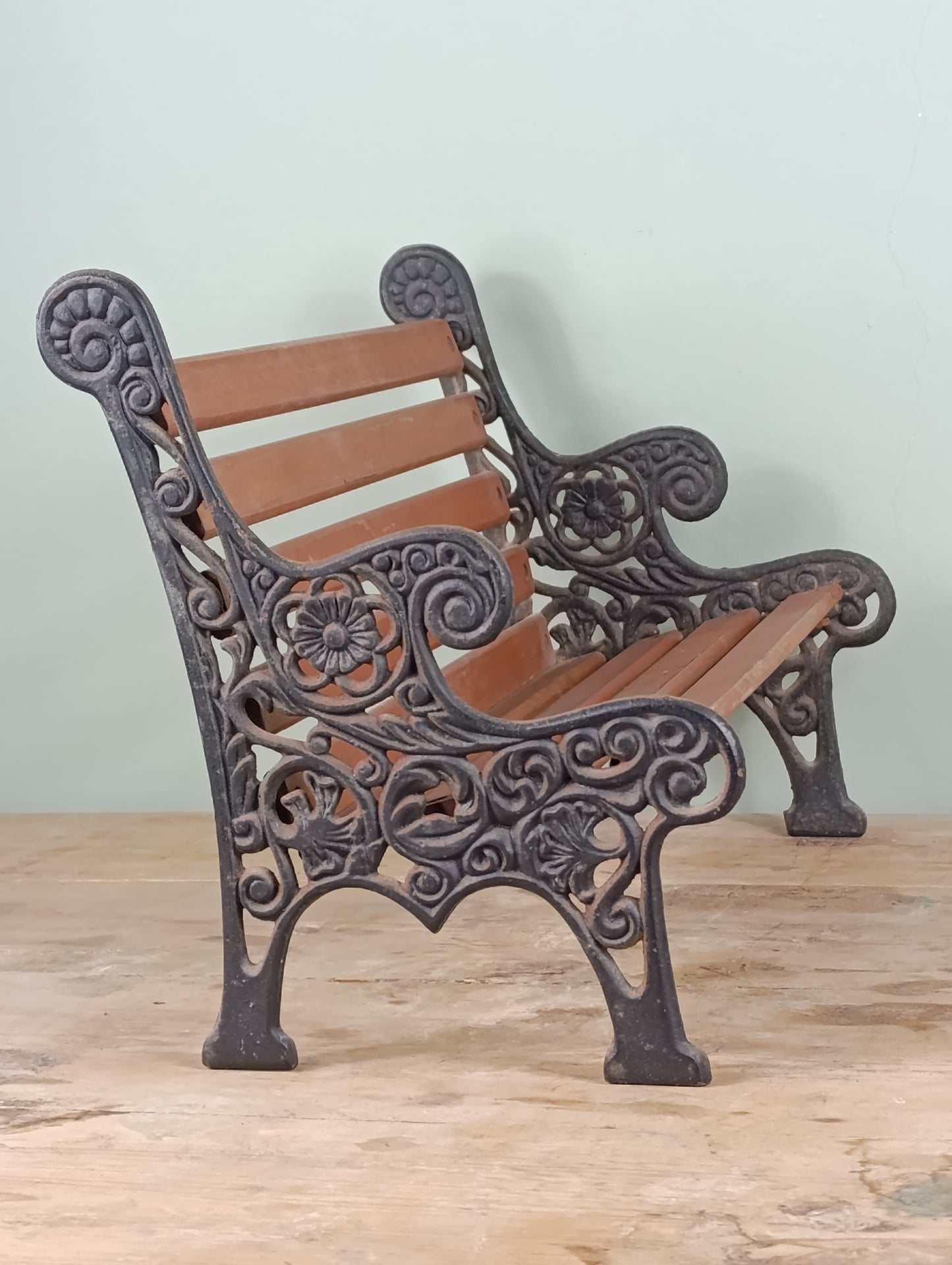 Banco vintage para muñecas en hierro colado y madera, principios del siglo XX