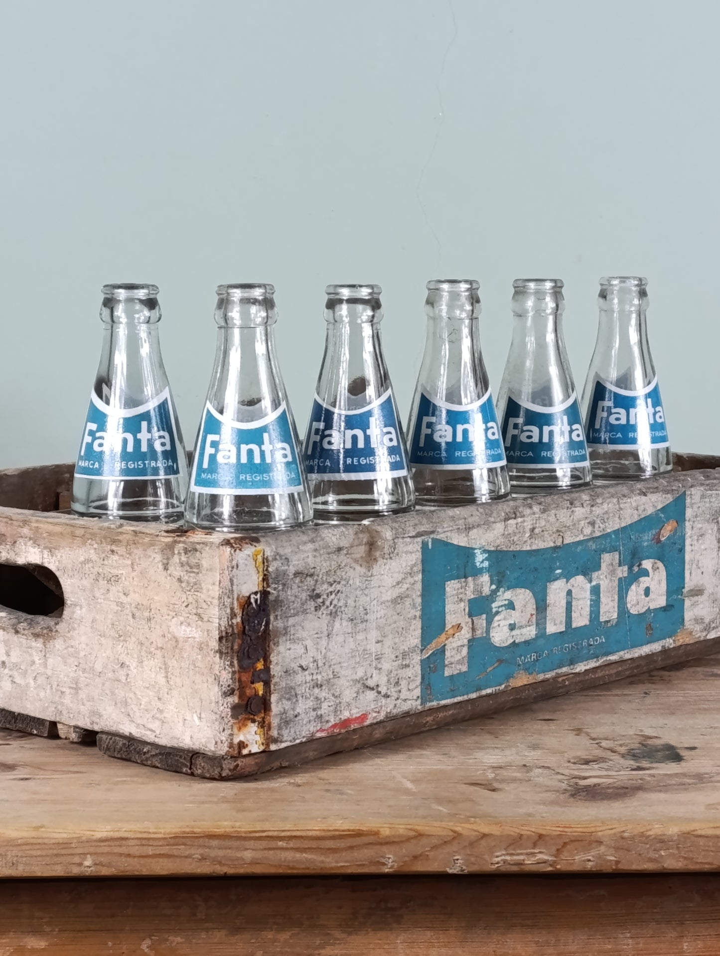 Caja de madera para transportar botellines de Fanta | Años 60 (Incluye seis botellines originales)