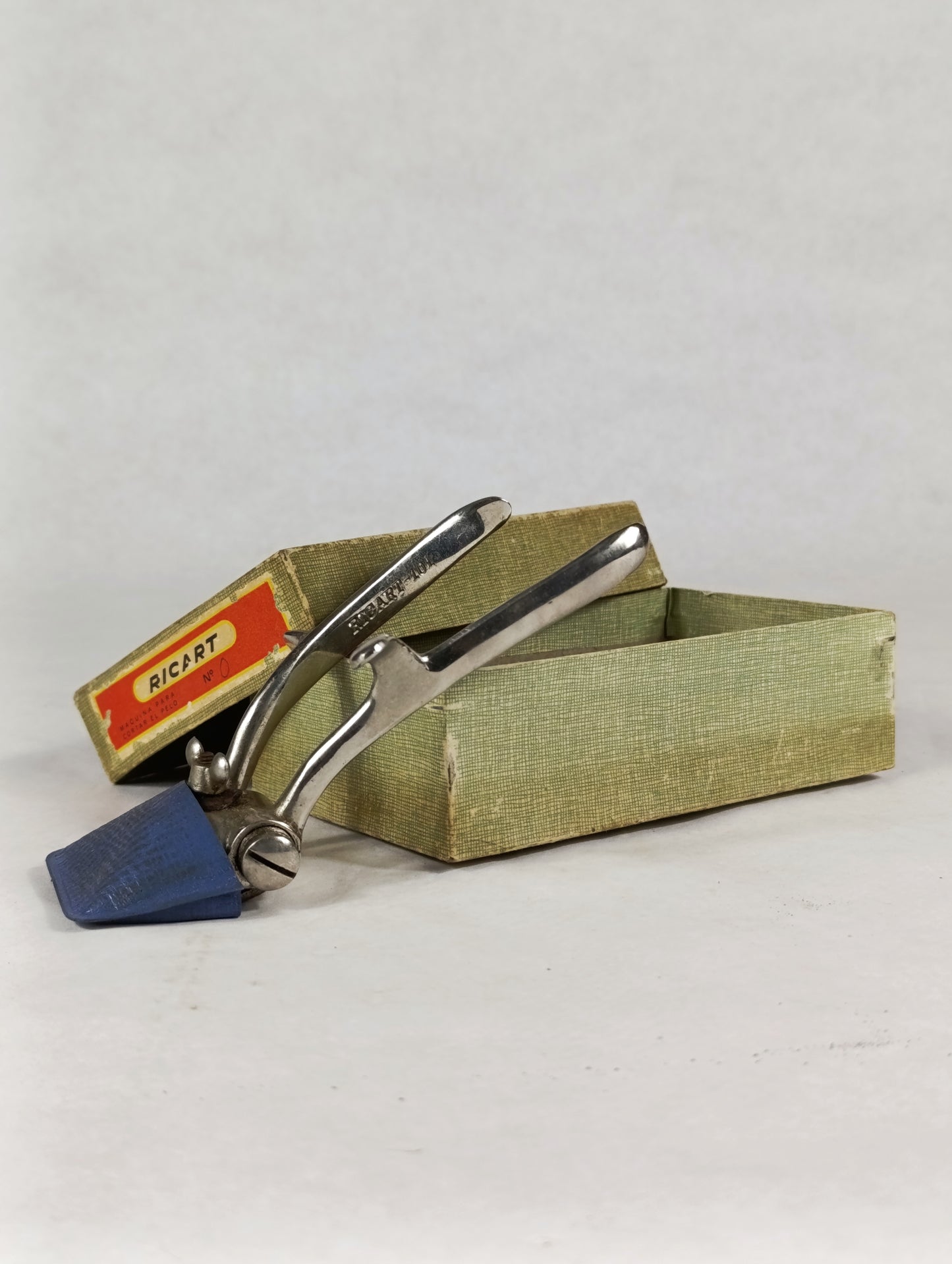 Antigua Máquina de Cortar Pelo Manual Ricart | Herramienta de Peluquería Vintage con Caja Original