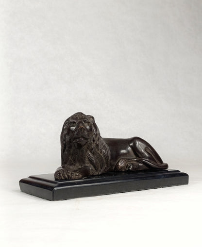 Escultura de león en bronce sobre base de mármol s.XIX