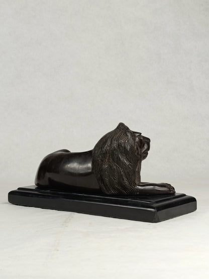 Escultura de león en bronce sobre base de mármol s.XIX