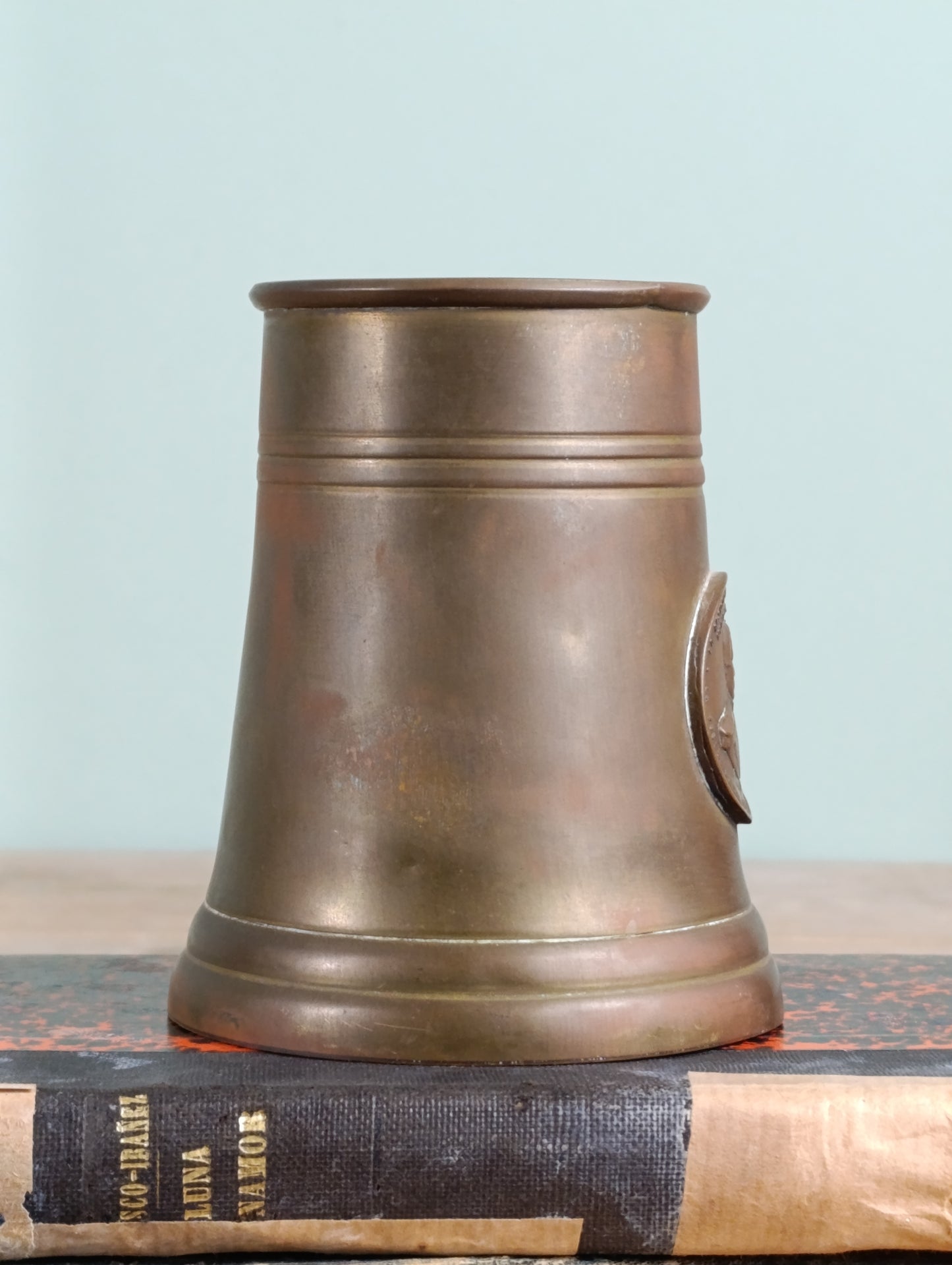 Copa de cobre bronceado en honor al General Jesús González Ortega