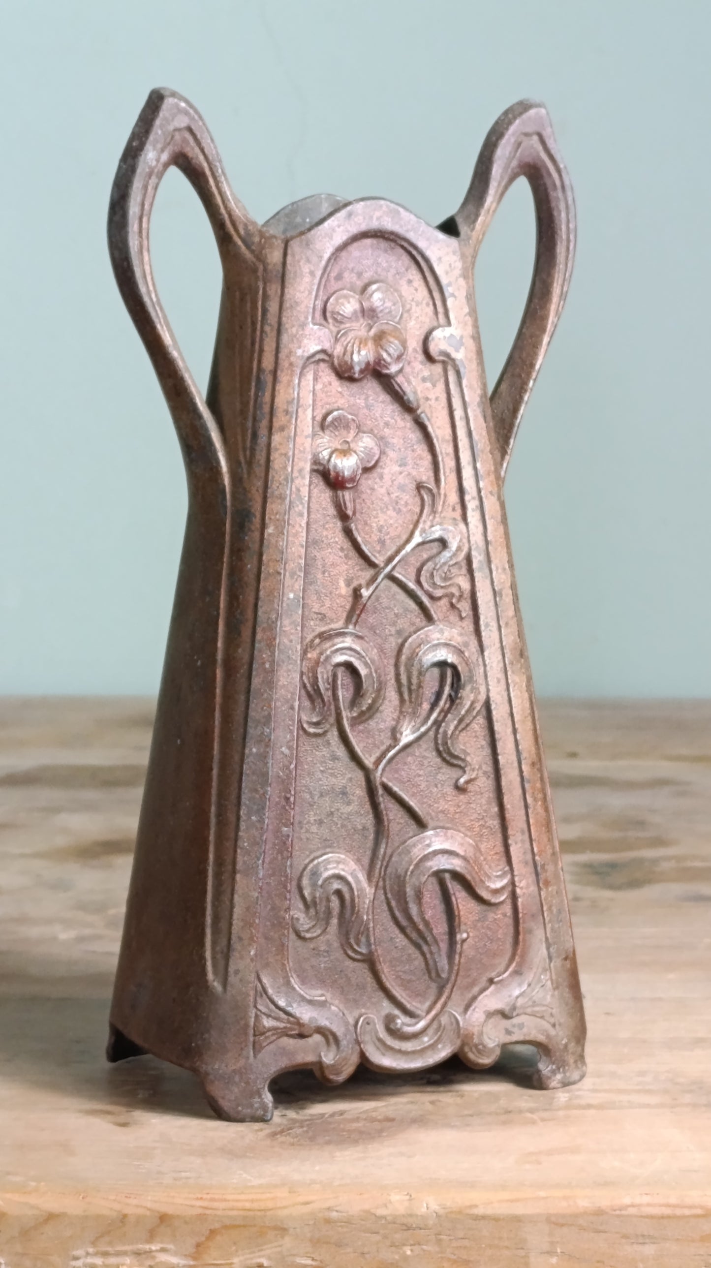 Tarro francés modernista | Metal en relieve | c.1900