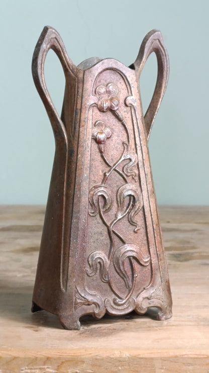 Tarro francés modernista | Metal en relieve | c.1900